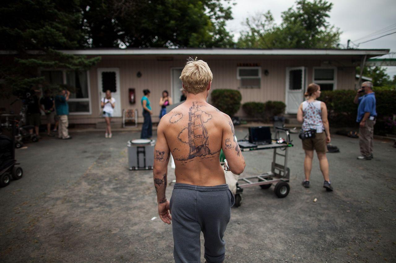 1280x853 Eva Mendes, crime, Ryan Gosling, drama, The Place Beyond The Pines. Ryan gosling, Ryan gosling tattoos, On set