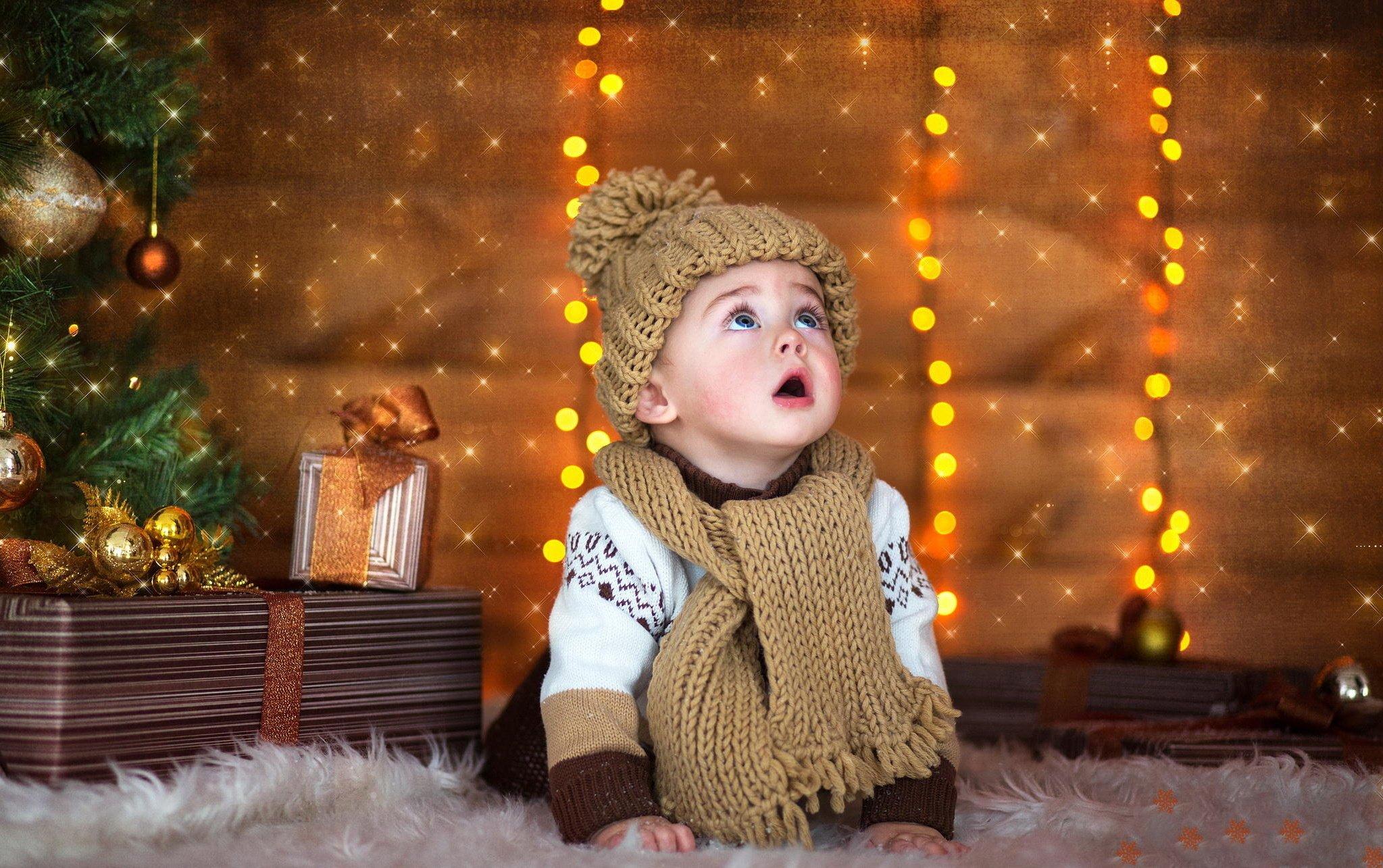 2047x1285 Gifts cap child new year baby child kids wallpaperx1285