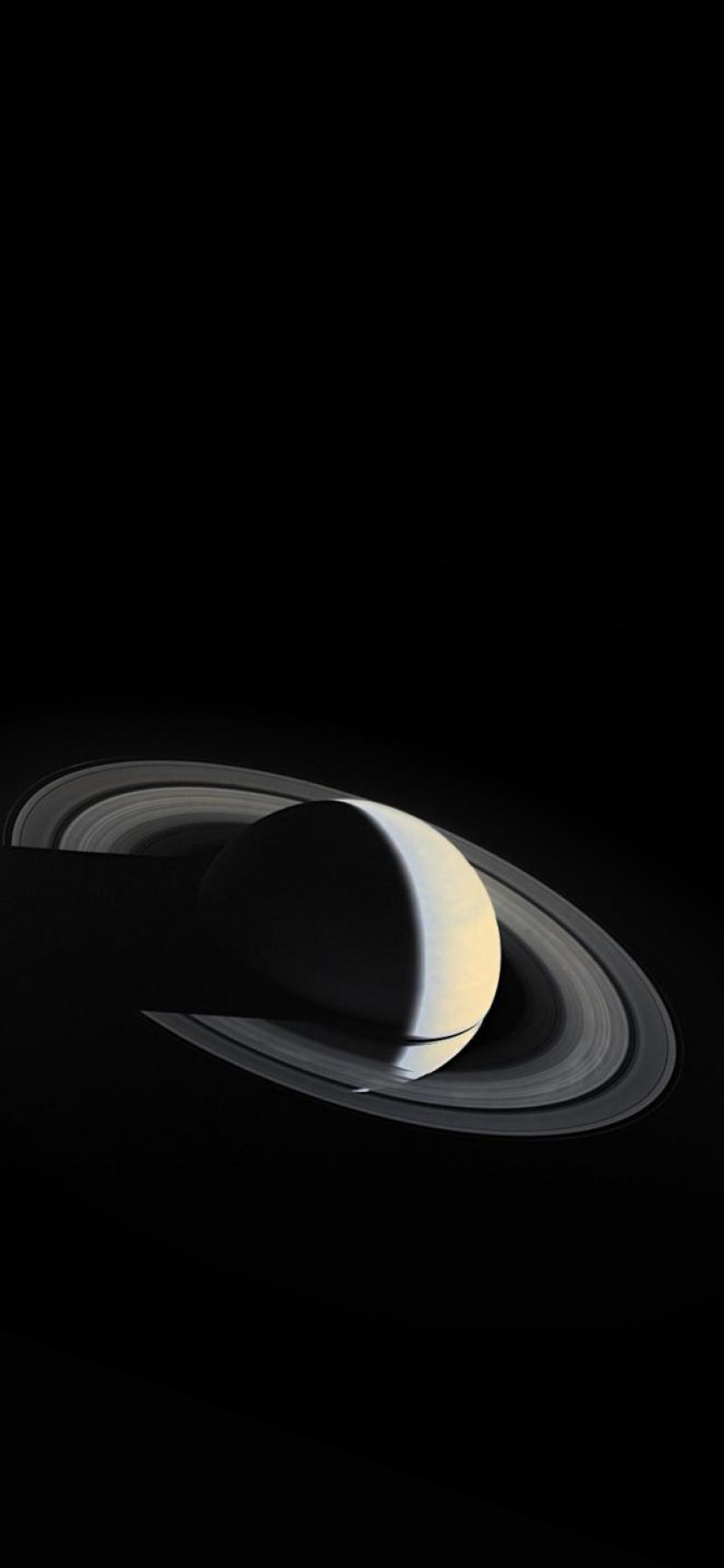 828x1792 Saturn from Voyager 1 Wallpaper