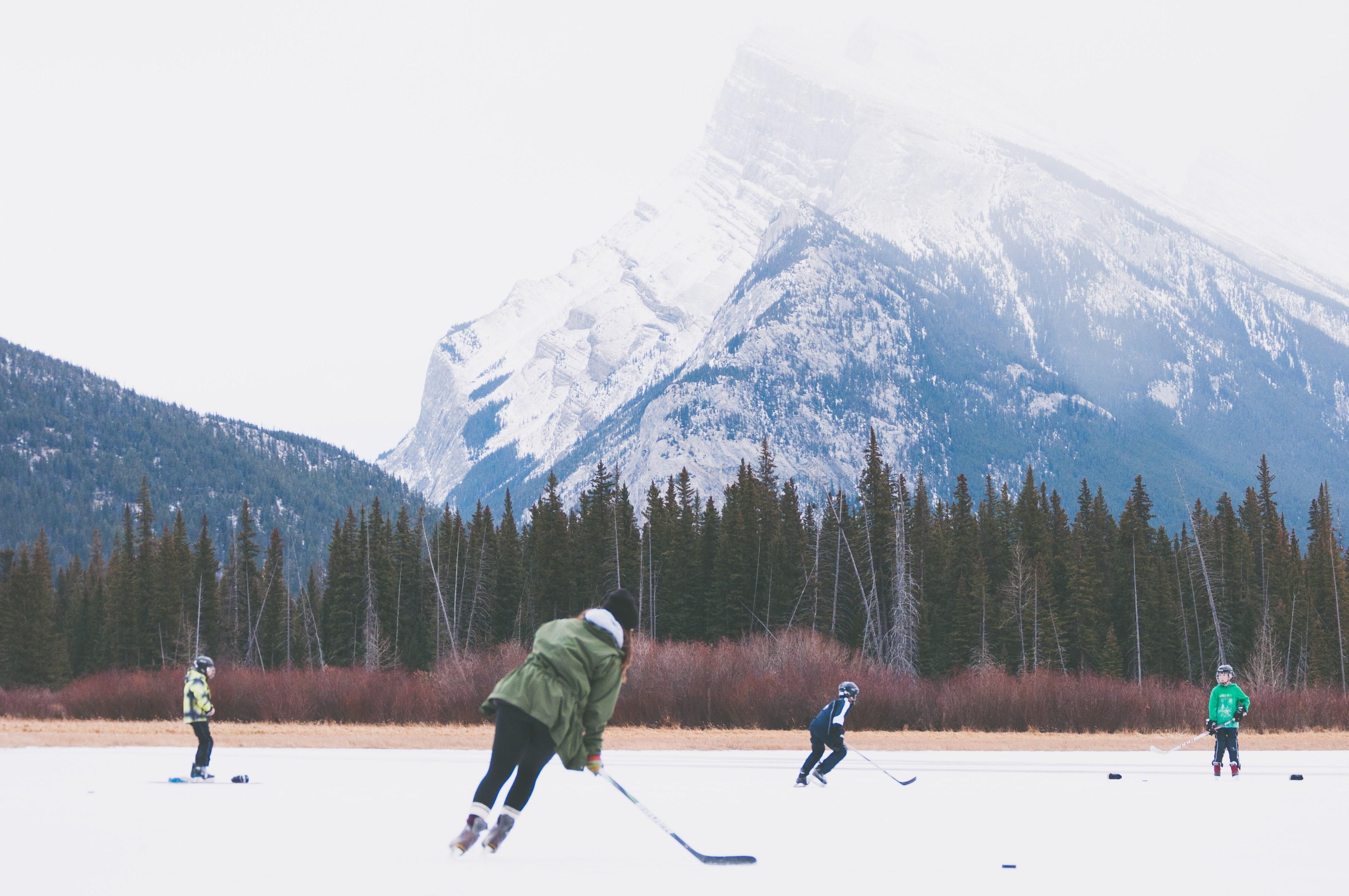 3840x2551 Wallpaper / children playing ice hockey in banff national park, children playing ice hockey 4k wallpaper