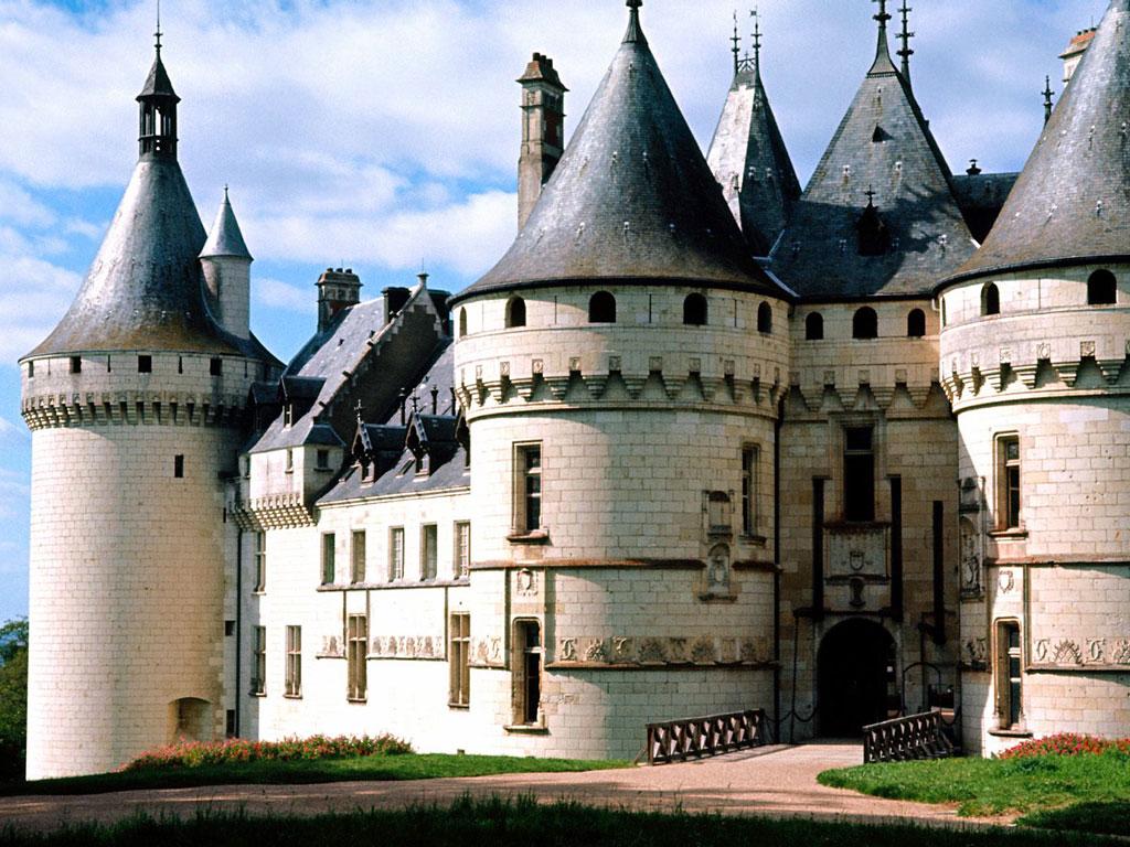 1024x768 French Chateau Wallpaper
