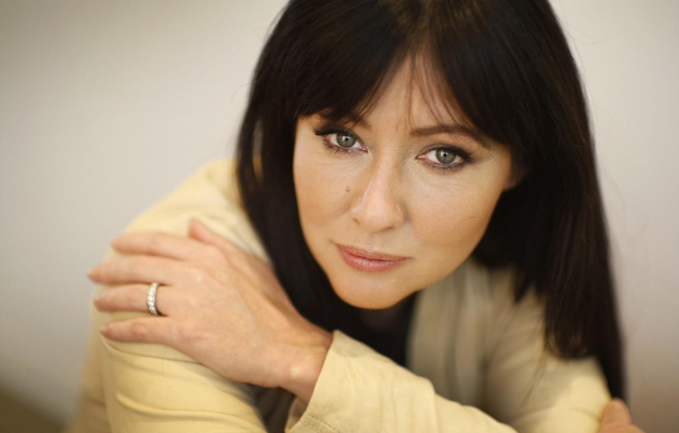 1332x850 Wallpaper look, pose, actress, Charmed, Shannen Doherty, Shannen Doherty image for desktop, section девушки