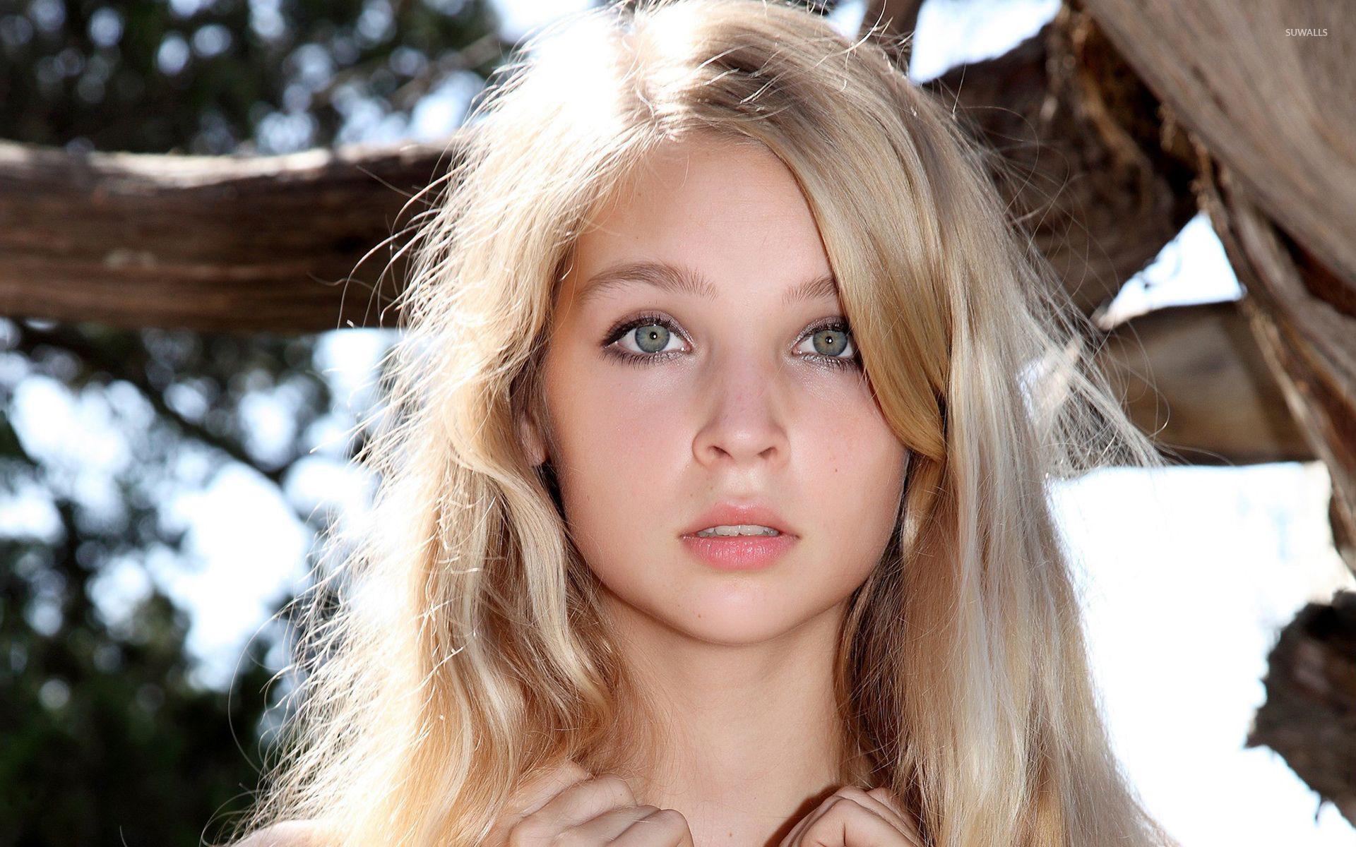 1920x1200 Beautiful blonde girl with green eyes portrait wallpaper wallpaper