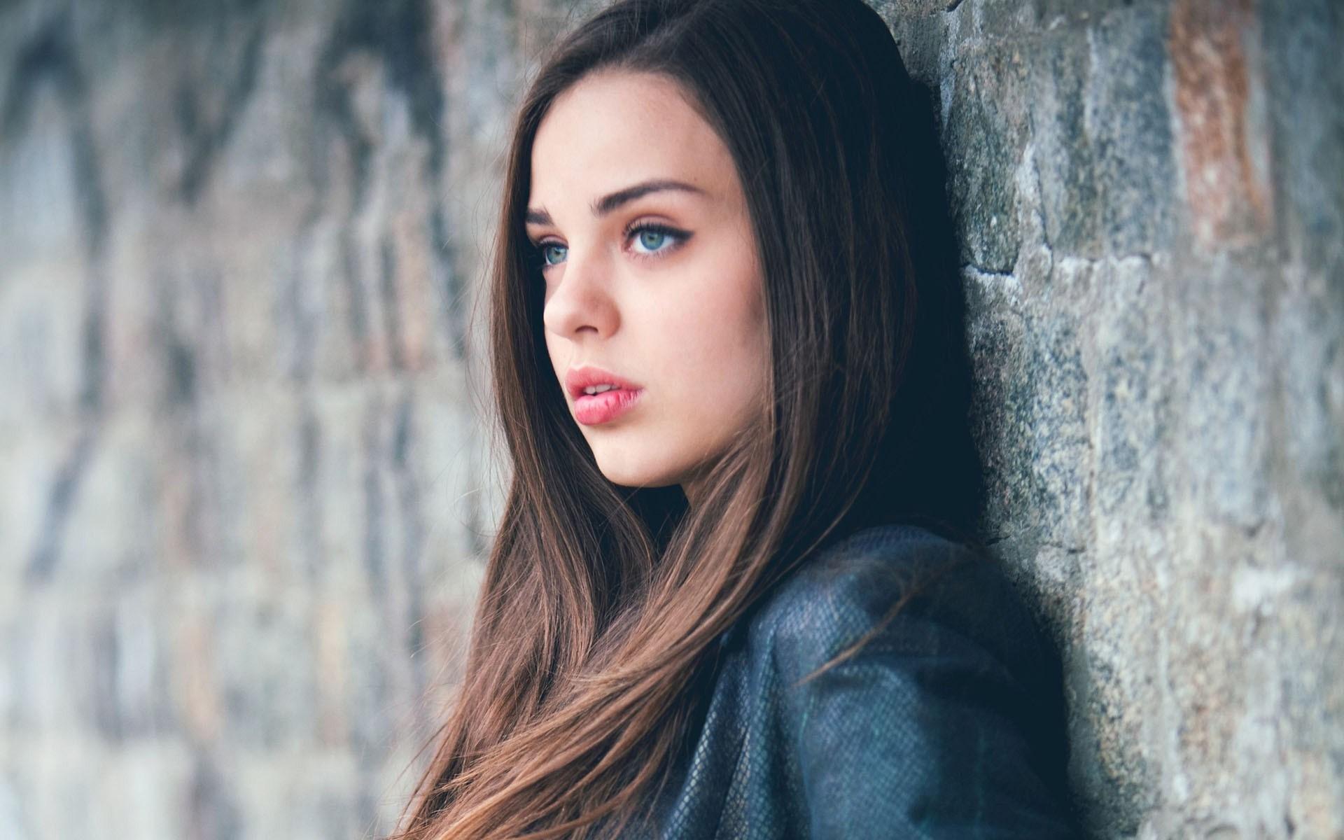 1920x1200 Wall Beauty Portrait Girl Model Photo