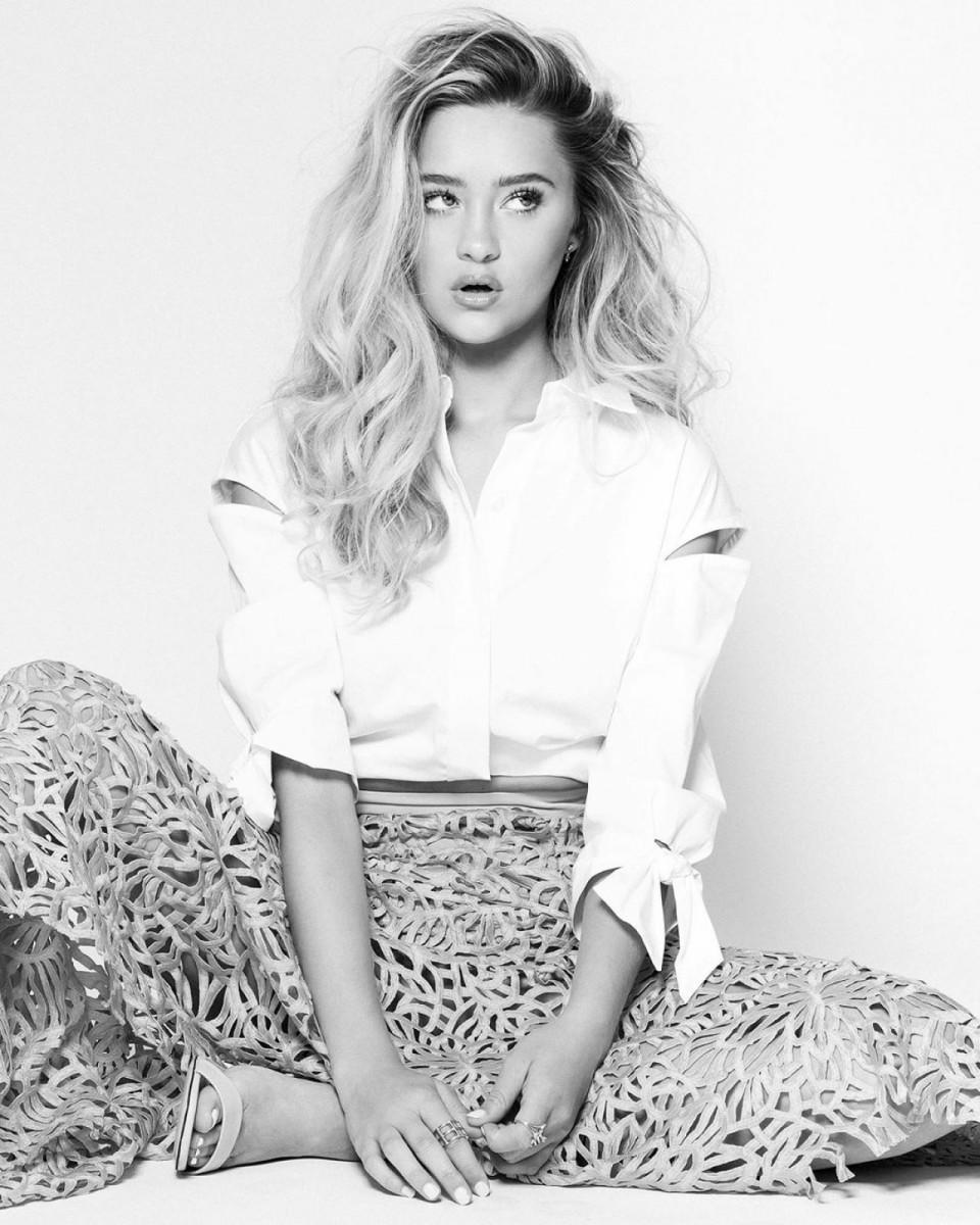 960x1200 Lizzy Greene wallpaper