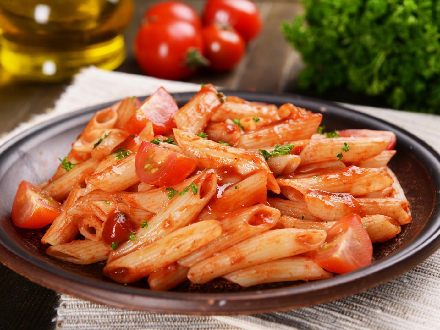 1400x1050 Pasta with tomato sauce