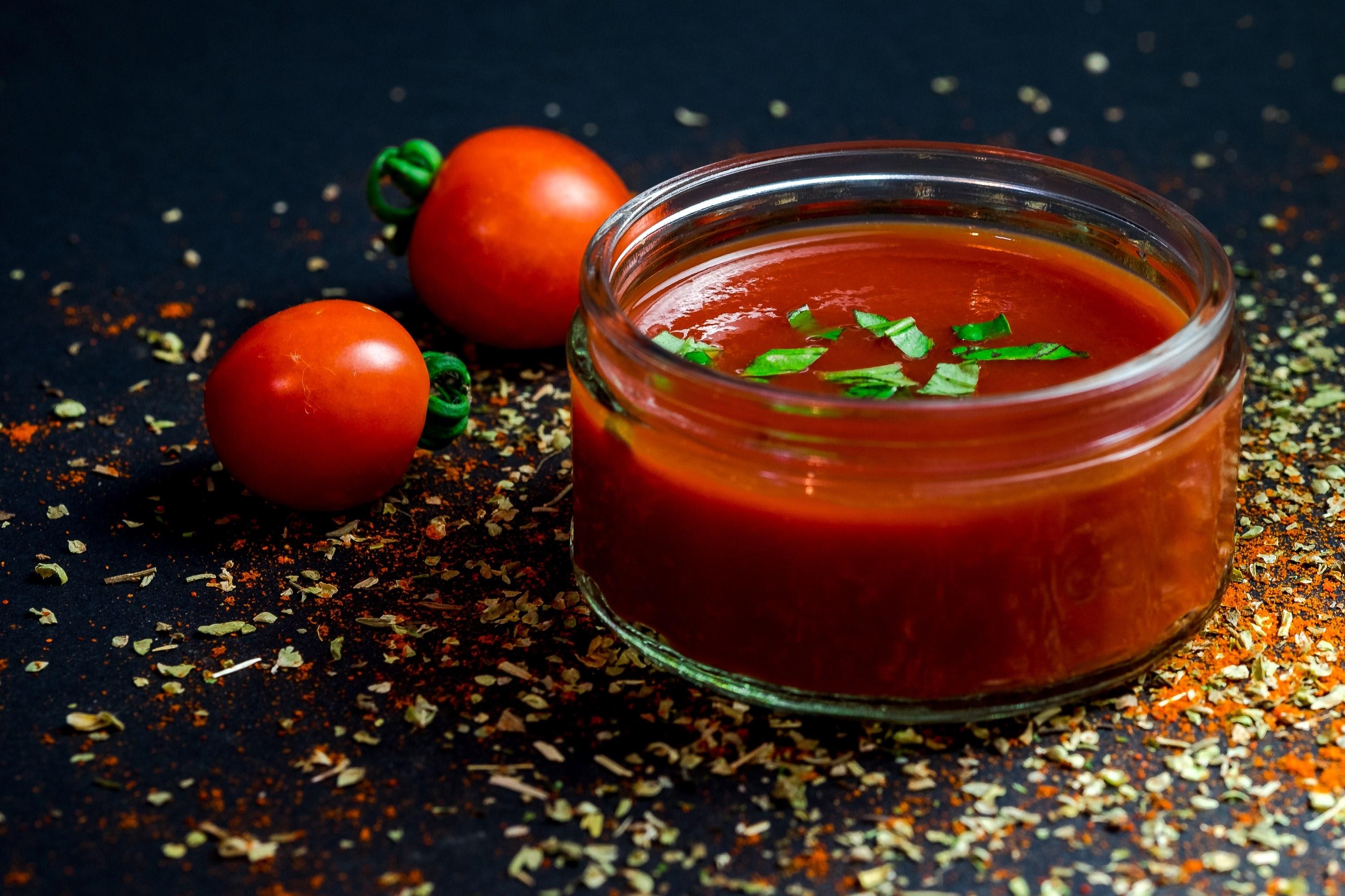 3000x2000 Wallpaper / a tart with tomato sauce and basil on top, savory tart 4k wallpaper
