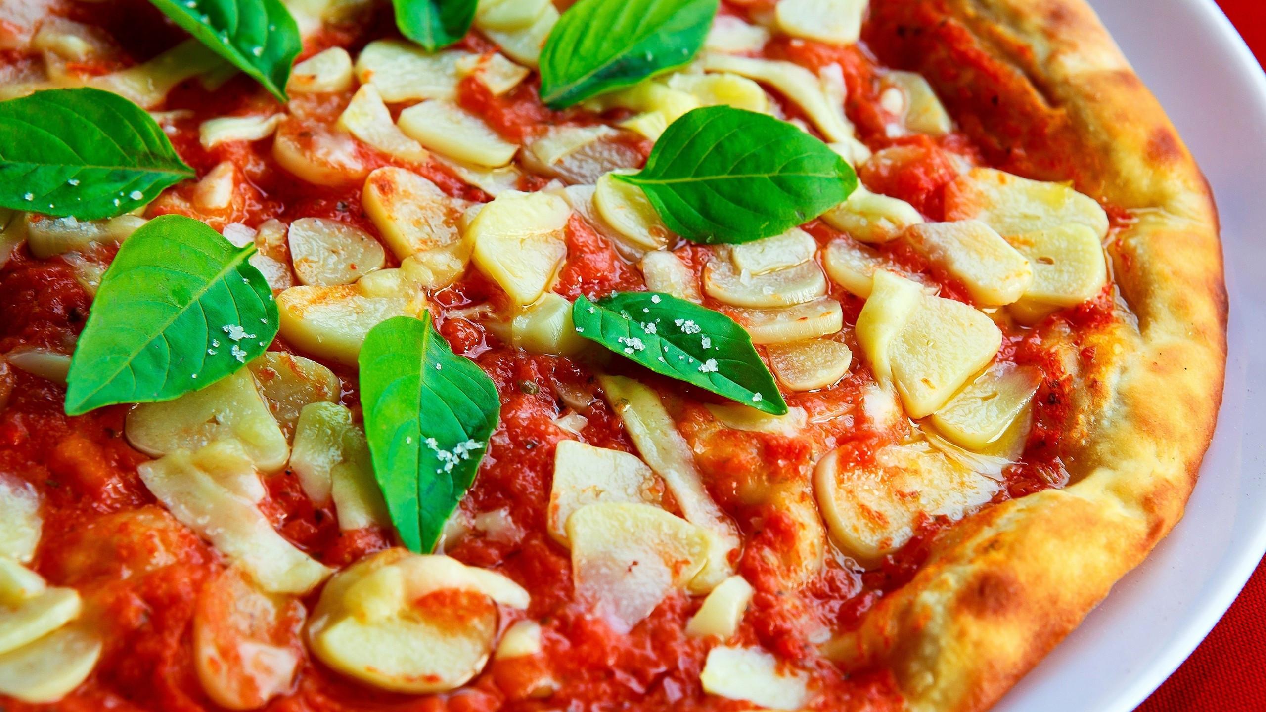 2560x1440 Download 2560x1440 Pizza, Leaves, Vegetables, Garlic, Tomato Sauce Wallpaper for iMac 27 inch