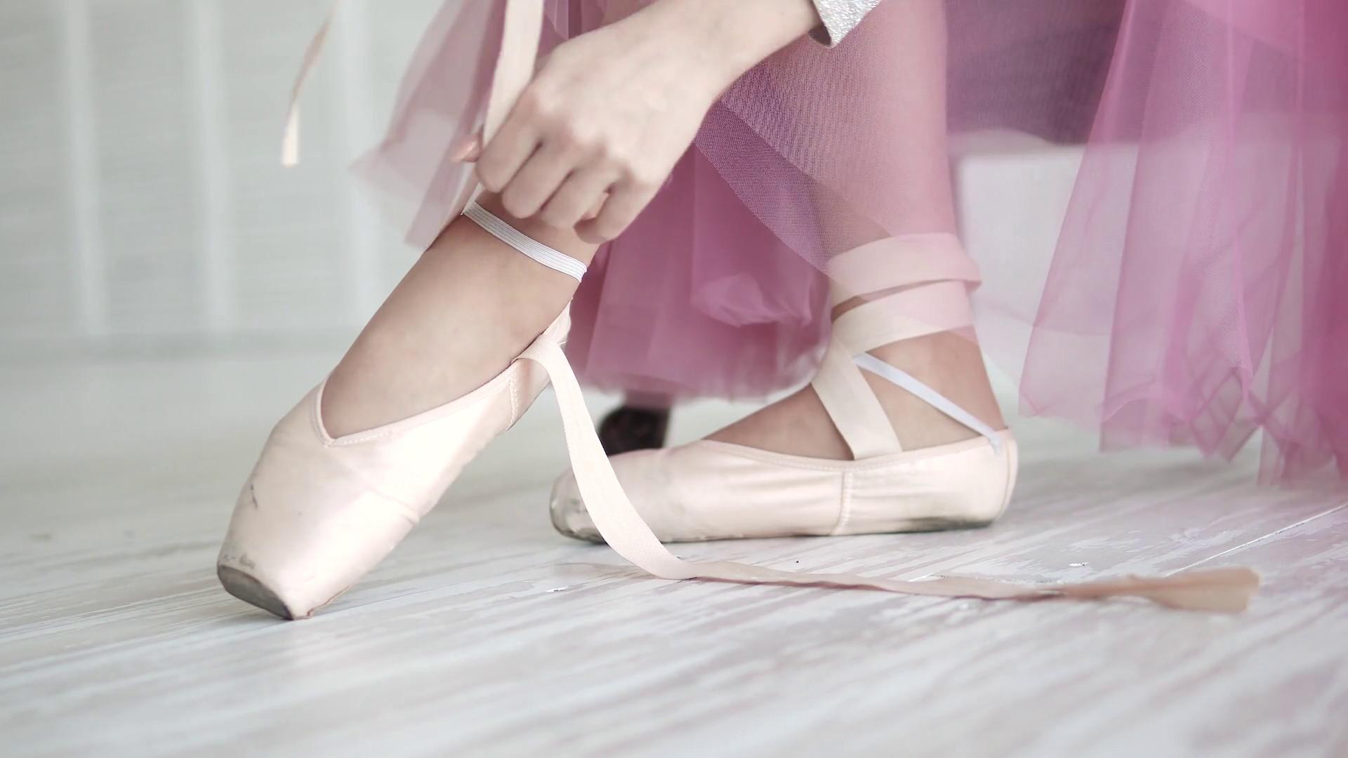 1920x1080 Ballerina Tying The Pointes