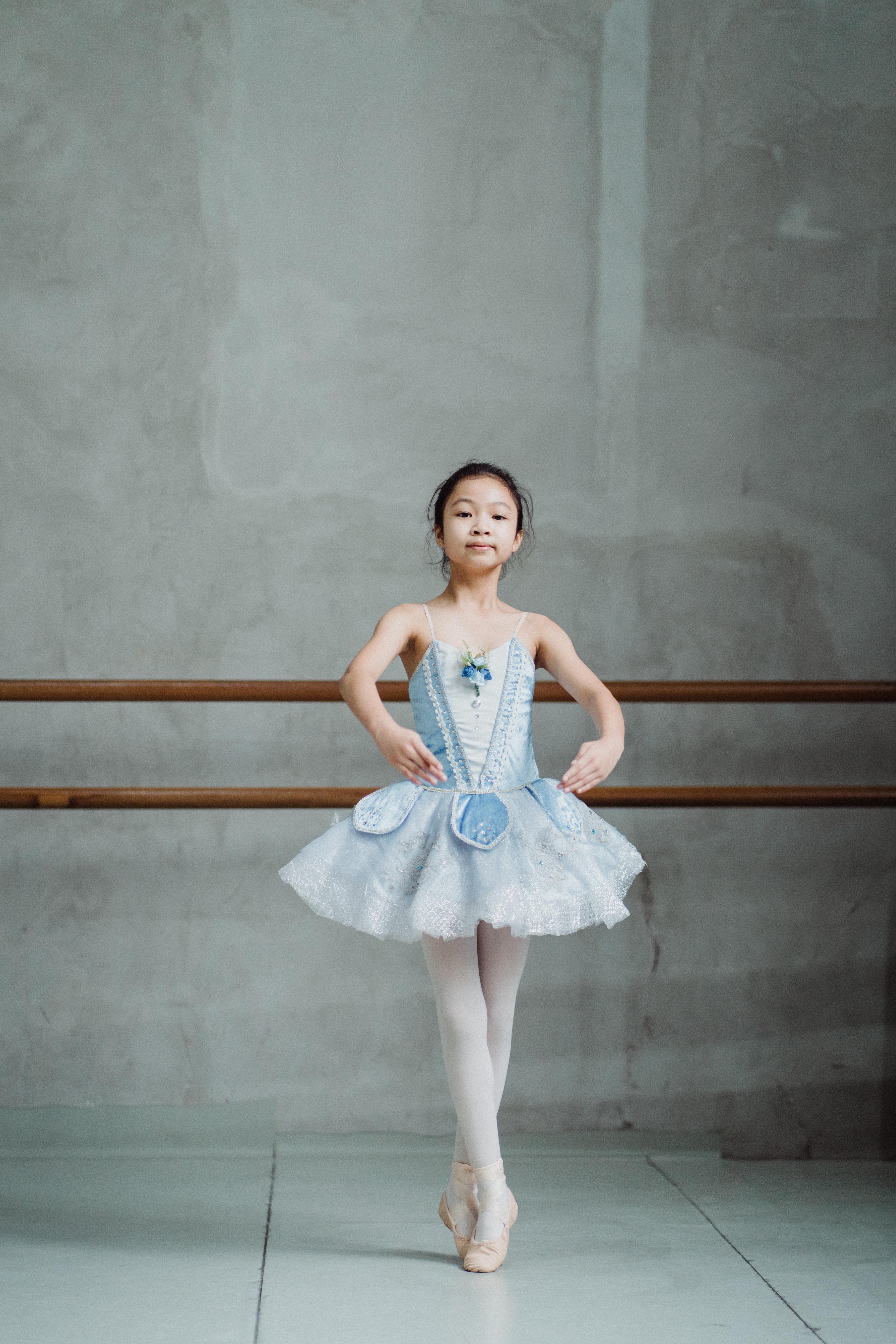 3641x5461 Ethnic ballerina dancing in pointe shoes in dance hall · Free