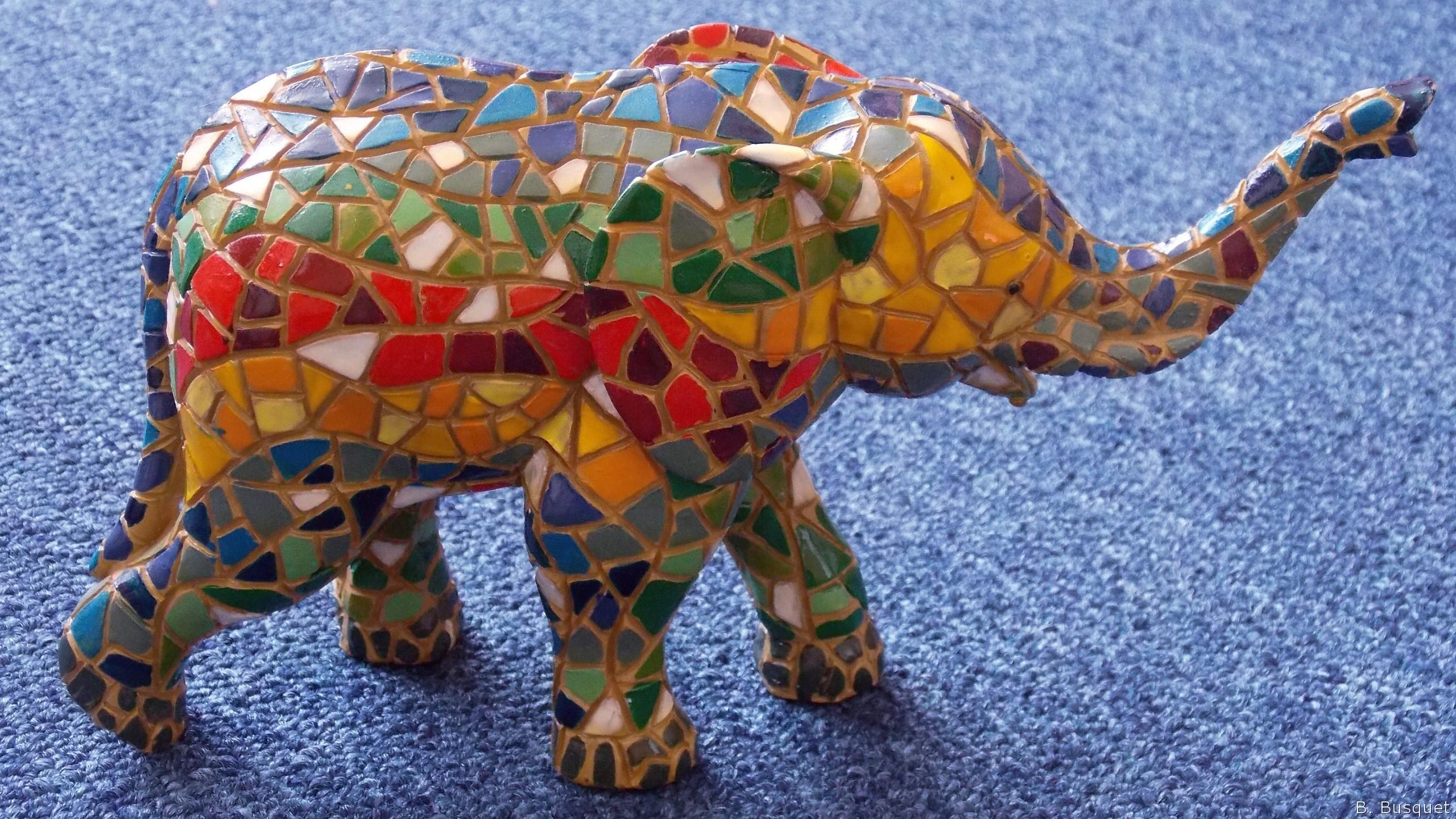2560x1440 HD wallpaper with colorful mosaic elephant