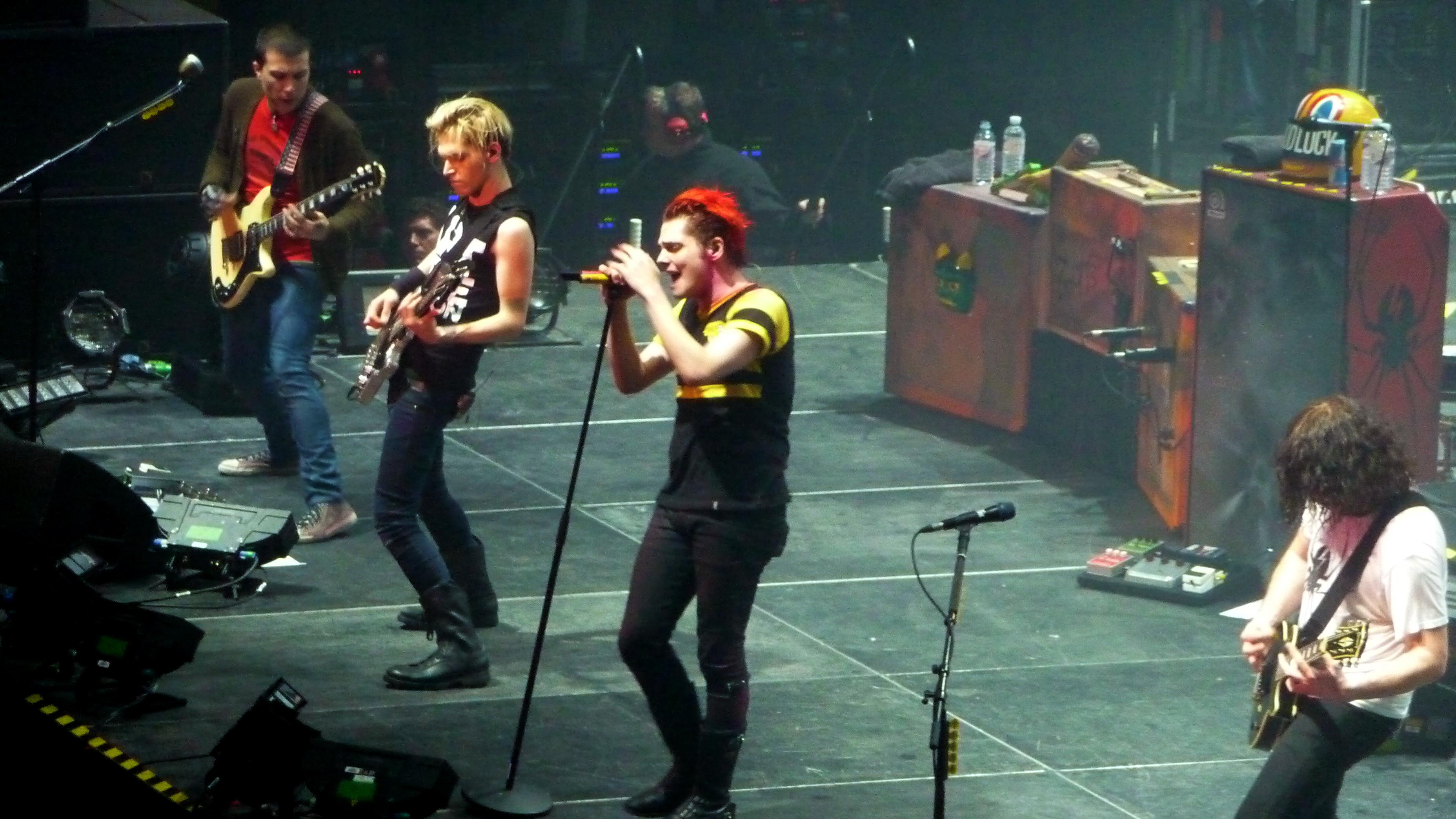 3712x2088 The World Contamination Tour