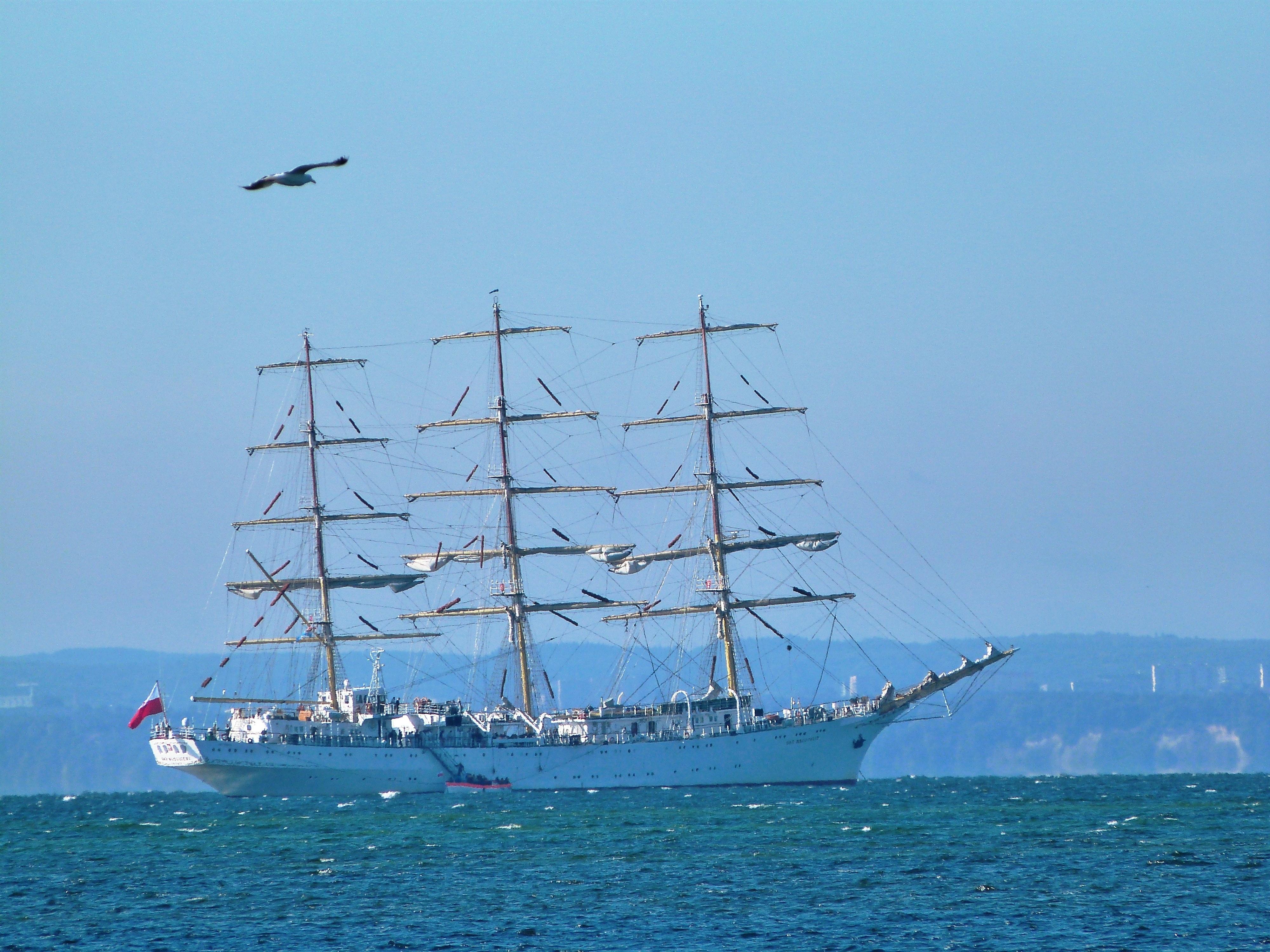 4000x3000 White Galleon Ship · Free