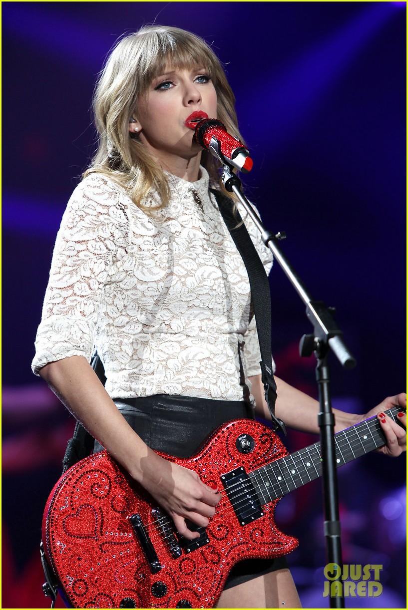 817x1222 Taylor Swift: Club Red Fan Meet & Greet in Newark!: Photo 2839110. Taylor Swift Picture