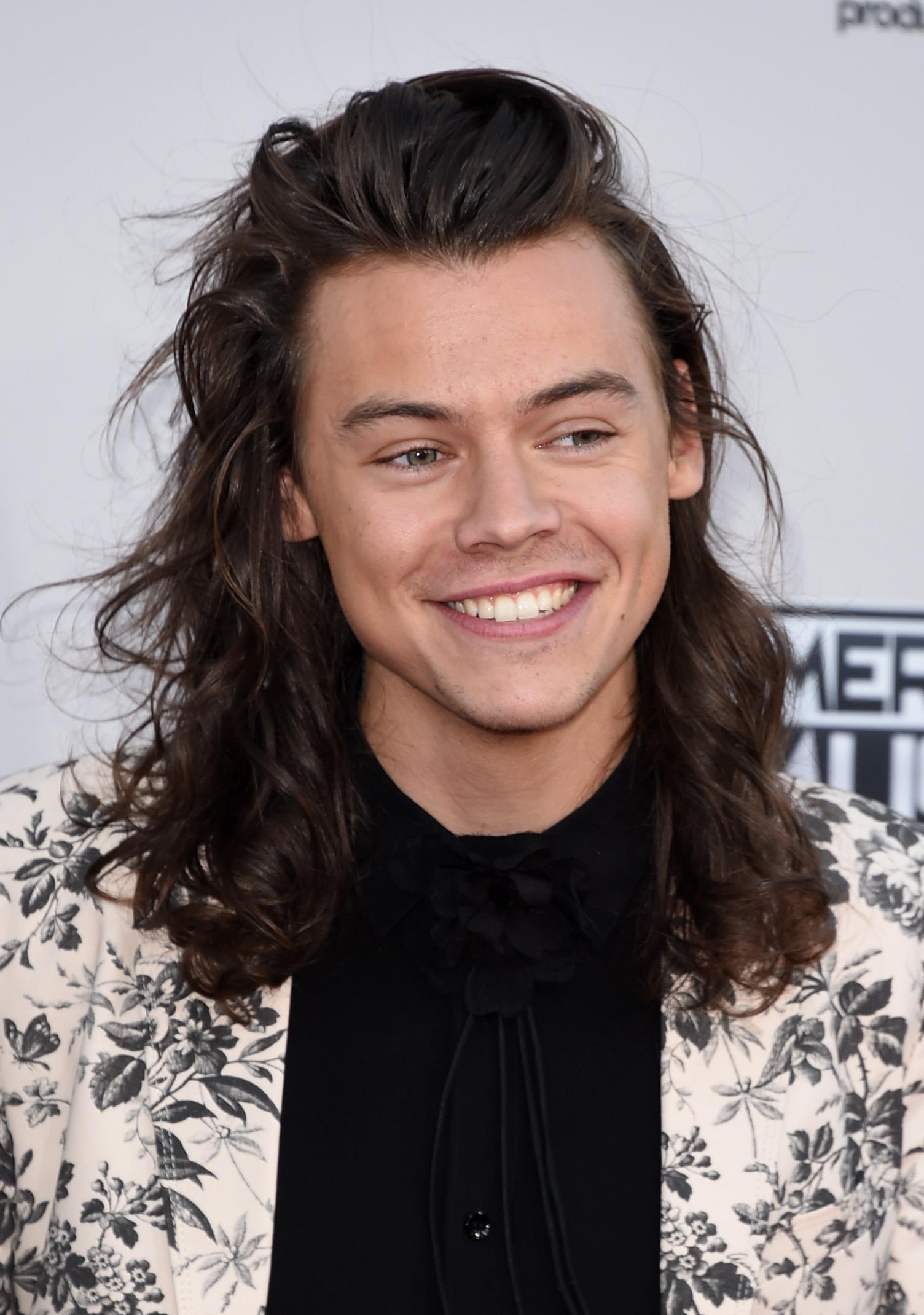 1504x2140 Harry Styles Wears Floral Suit To The 2015 American Music Awards & It Is Epic