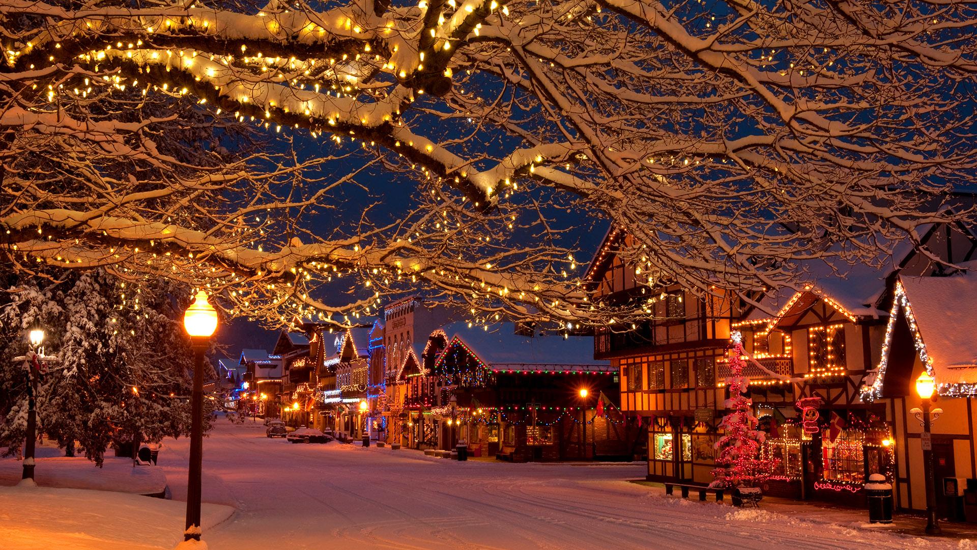 1920x1080 Christmas Holiday Lights In The Bavarian Style Village Of Leavenworth, Washington, USA. Windows 10 Spotlight Image