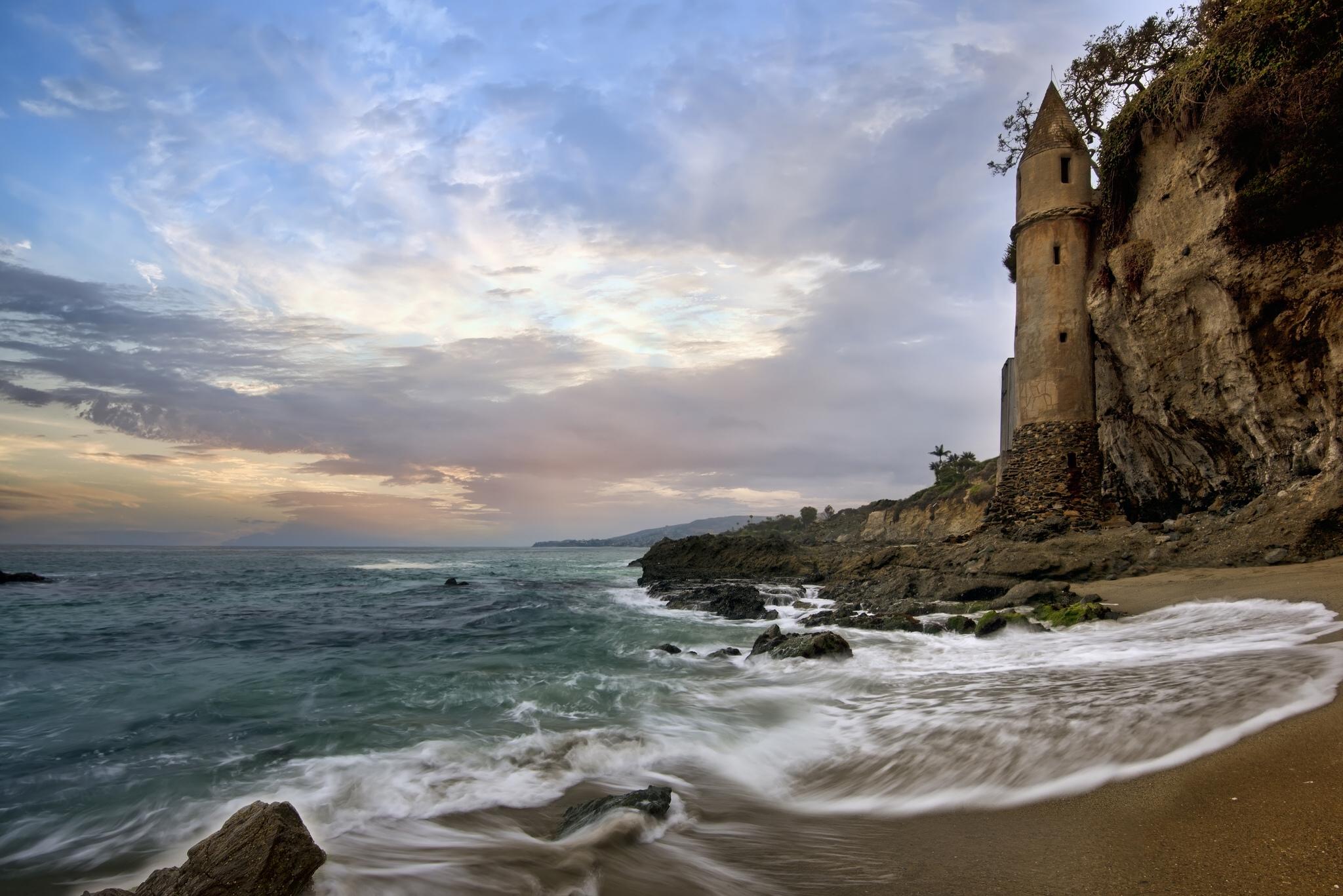 2048x1367 Victoria Beach's Pirate Tower in Laguna Beach, California HD Wallpaper