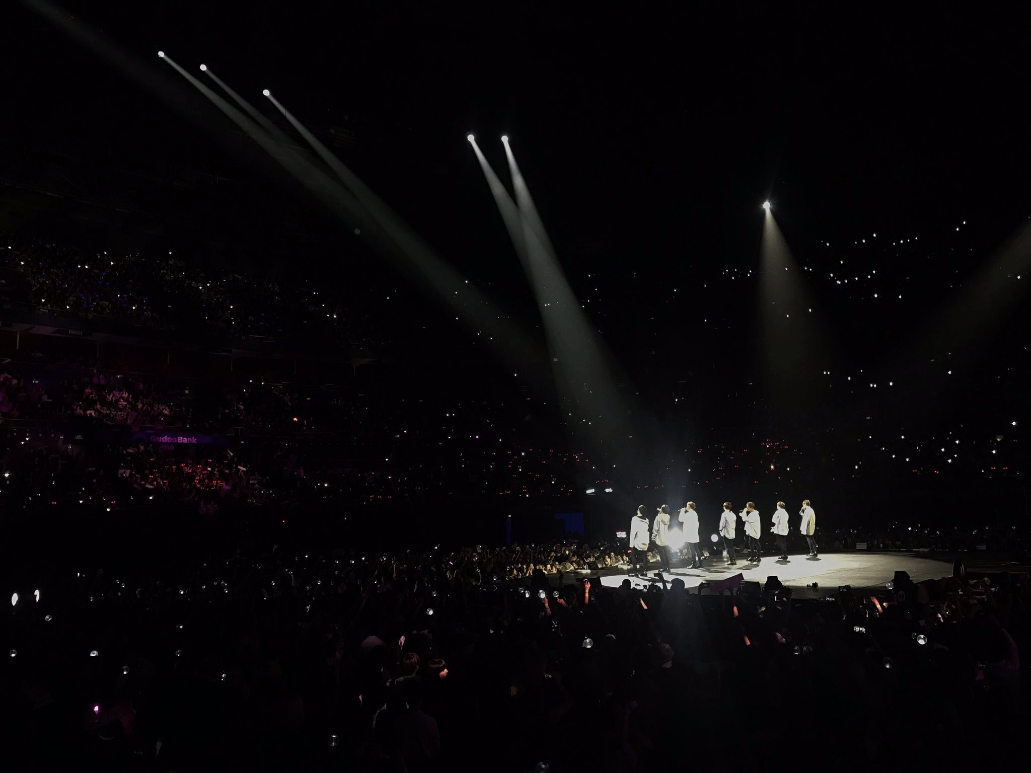 2048x1536 BTS Concert Aesthetic Lockscreen Wallpaper