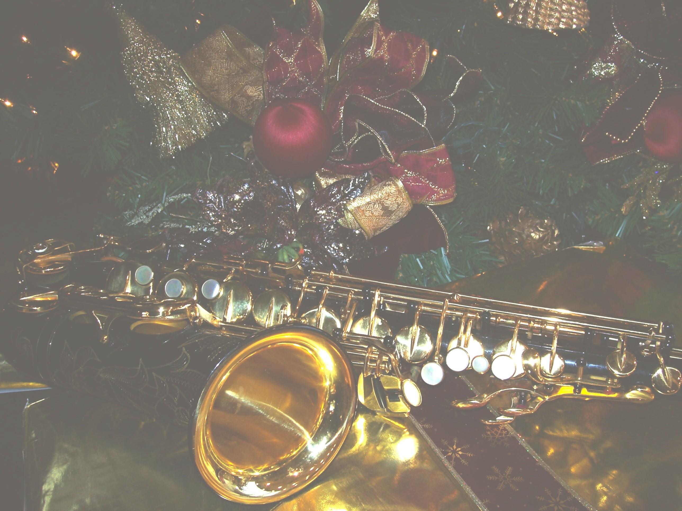 2576x1932 Free Christmas Saxophone Wallpaper