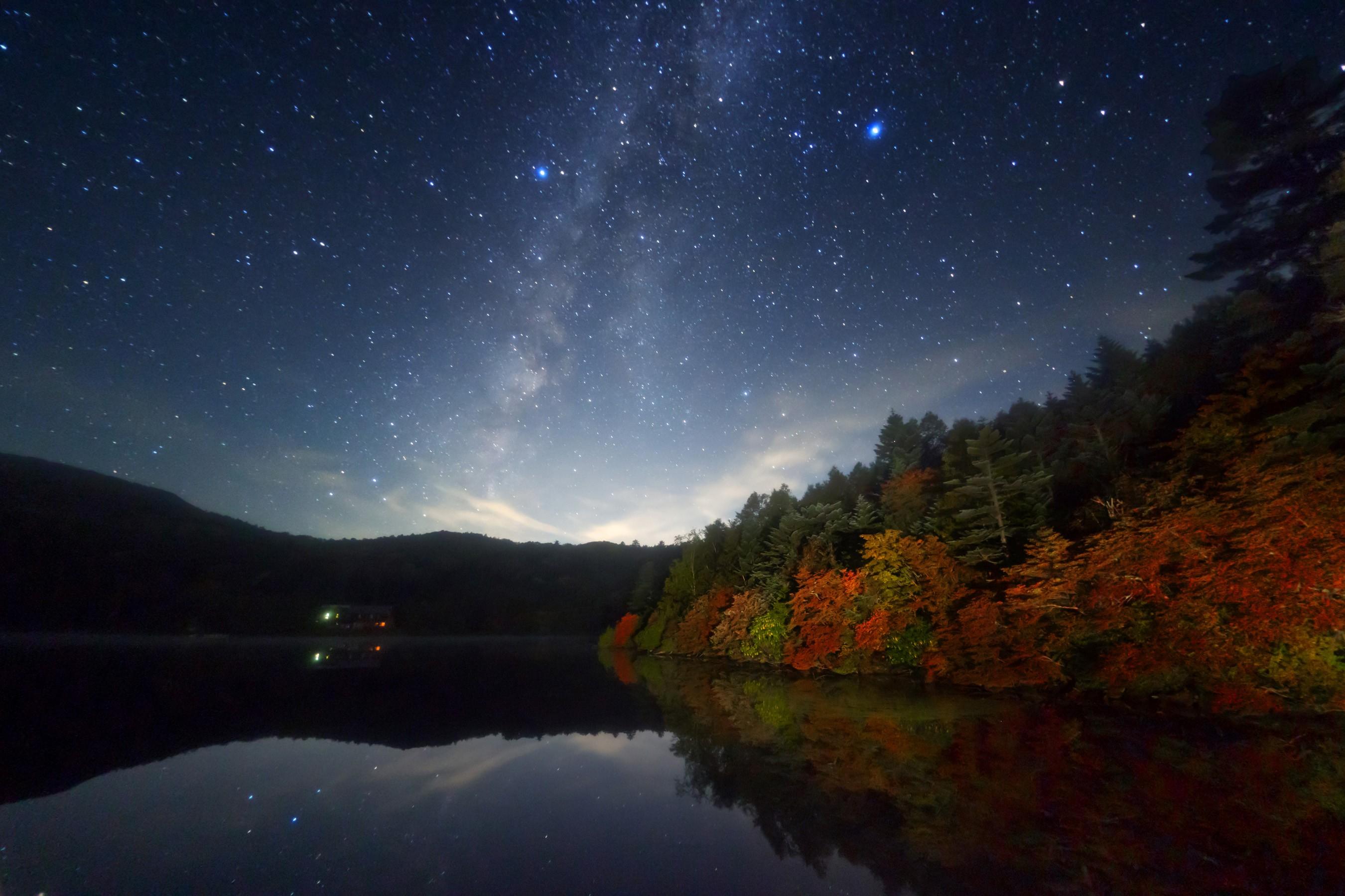 2700x1800 Starry Night on Autumn Lake HD Wallpaper