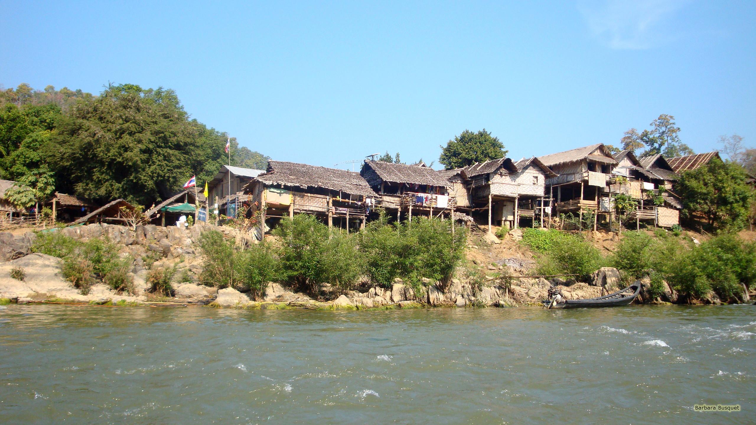 2560x1440 Houses near river in Thailand's HD Wallpaper