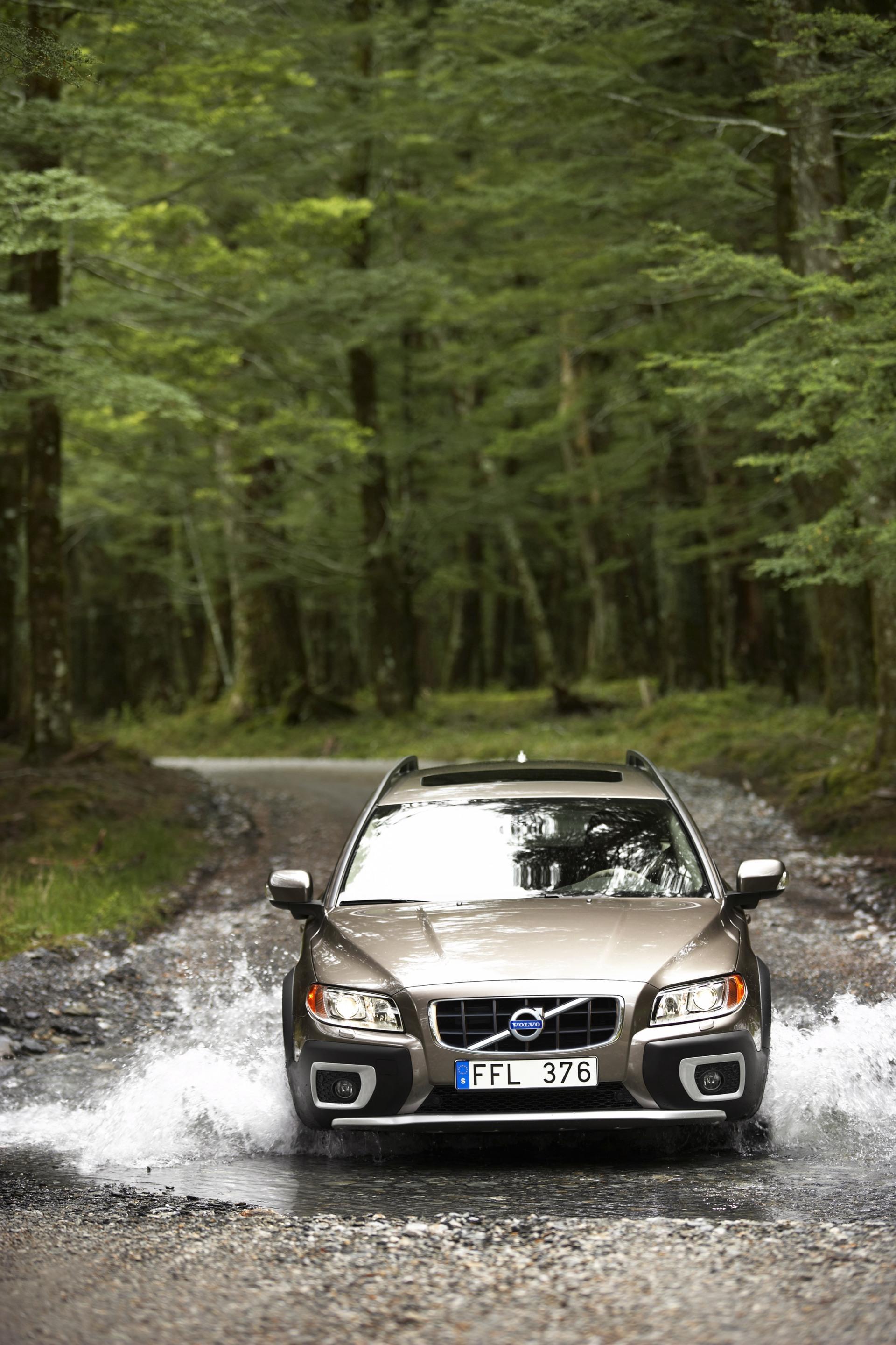 1920x2880 Volvo XC70 Wallpaper