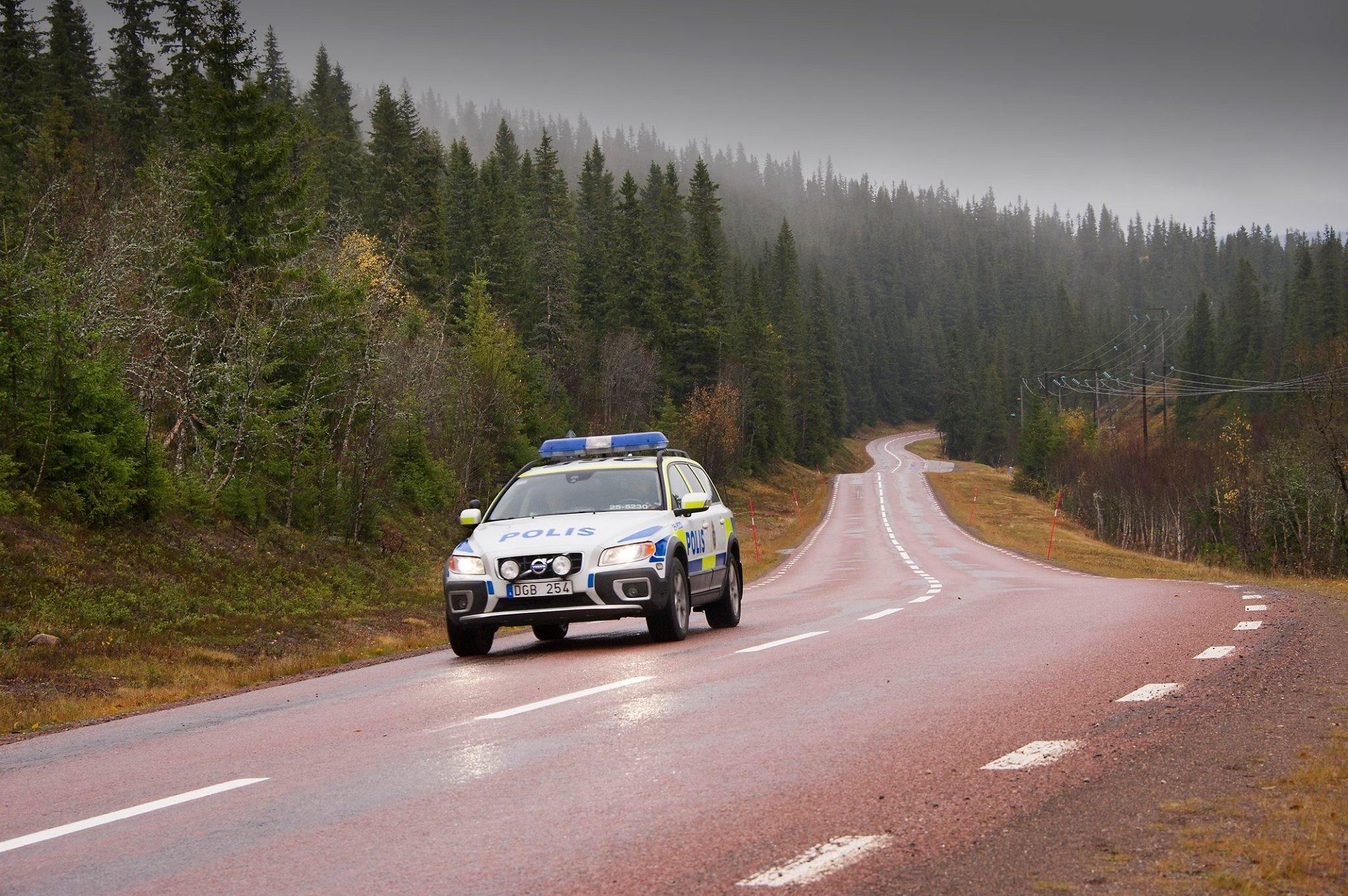 2048x1362 police, Swedish Police, Volvo XC70 Wallpaper HD / Desktop and Mobile Background