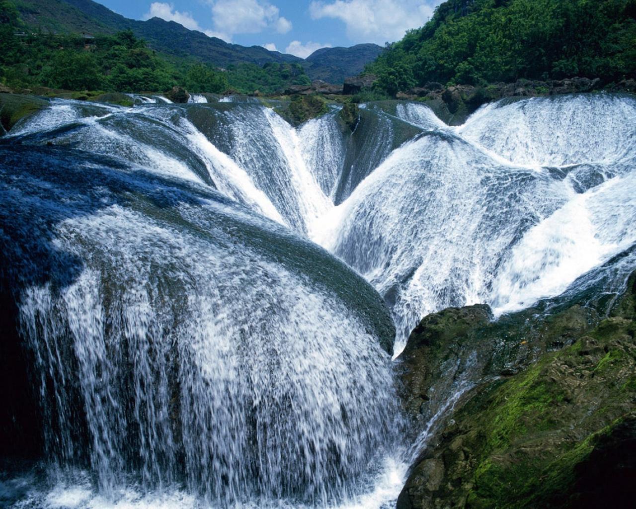 1280x1024 Big and wonderful waterfall in the mountain
