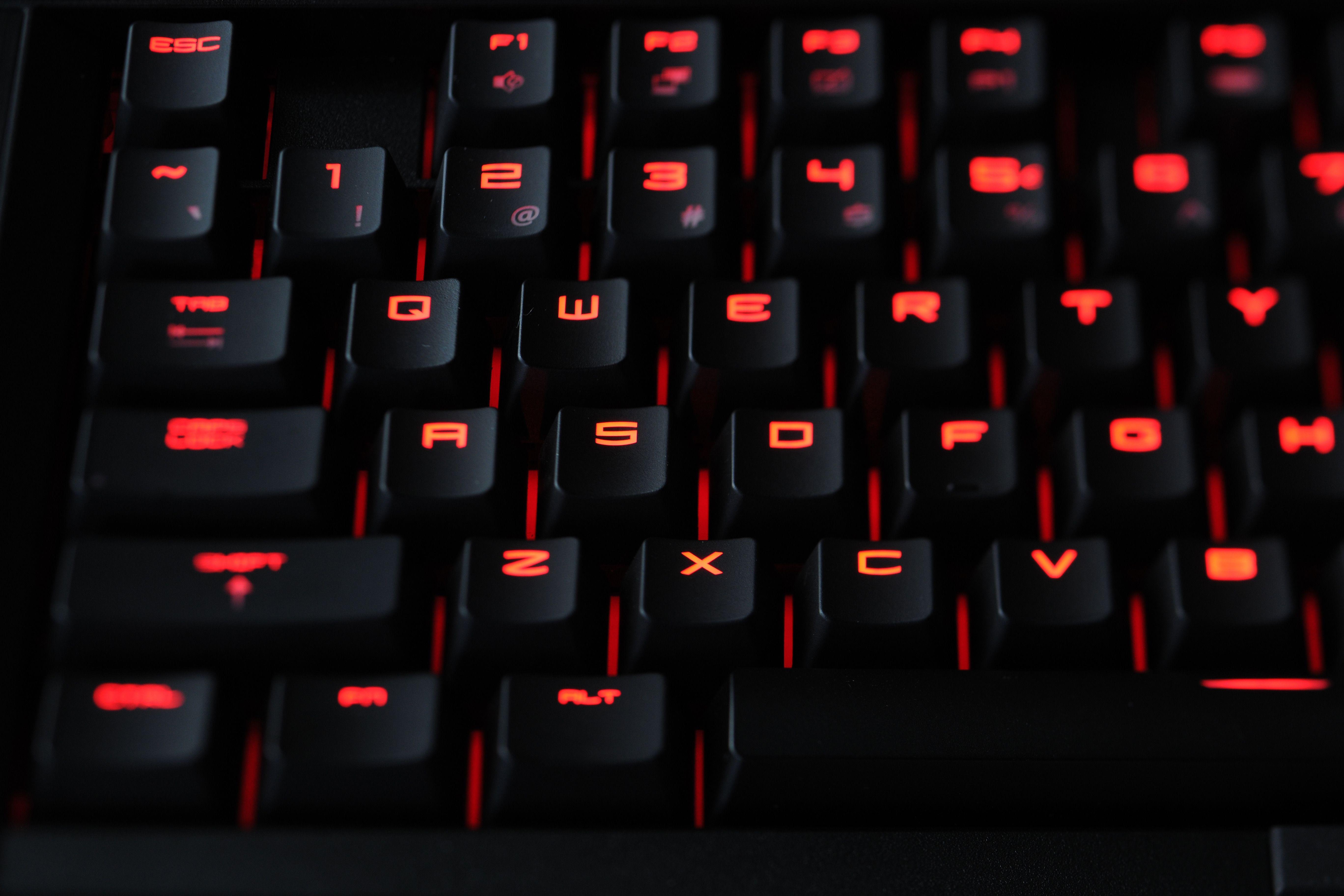 Подсветка на ноутбуке ardor gaming. Клавиатура с красной подсветкой. Игровая клавиатура с красной подсветкой. Механическая клавиатура красно черная. Фон для клавиатуры.