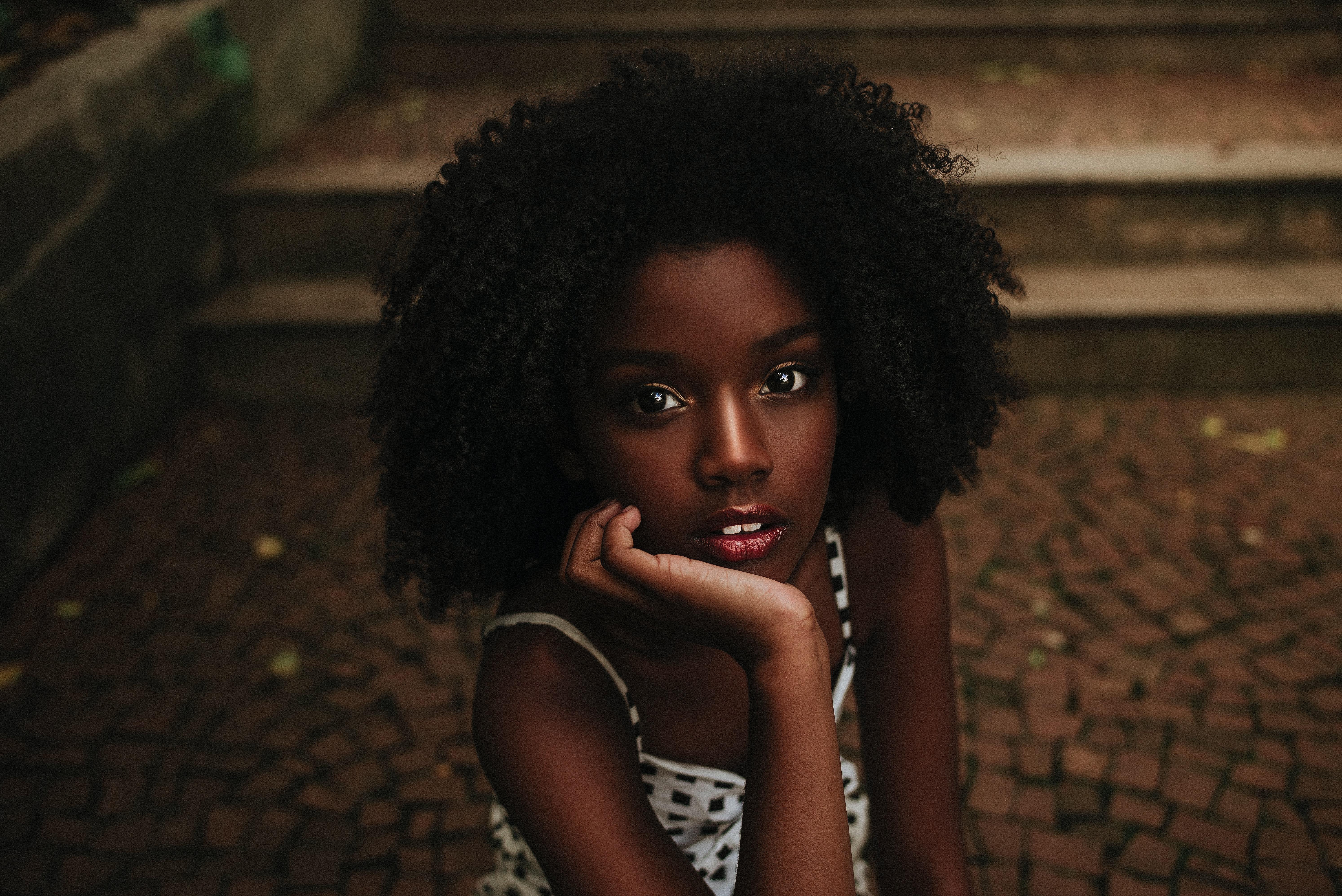 5976x3992 African American girl sitting on pavement · Free
