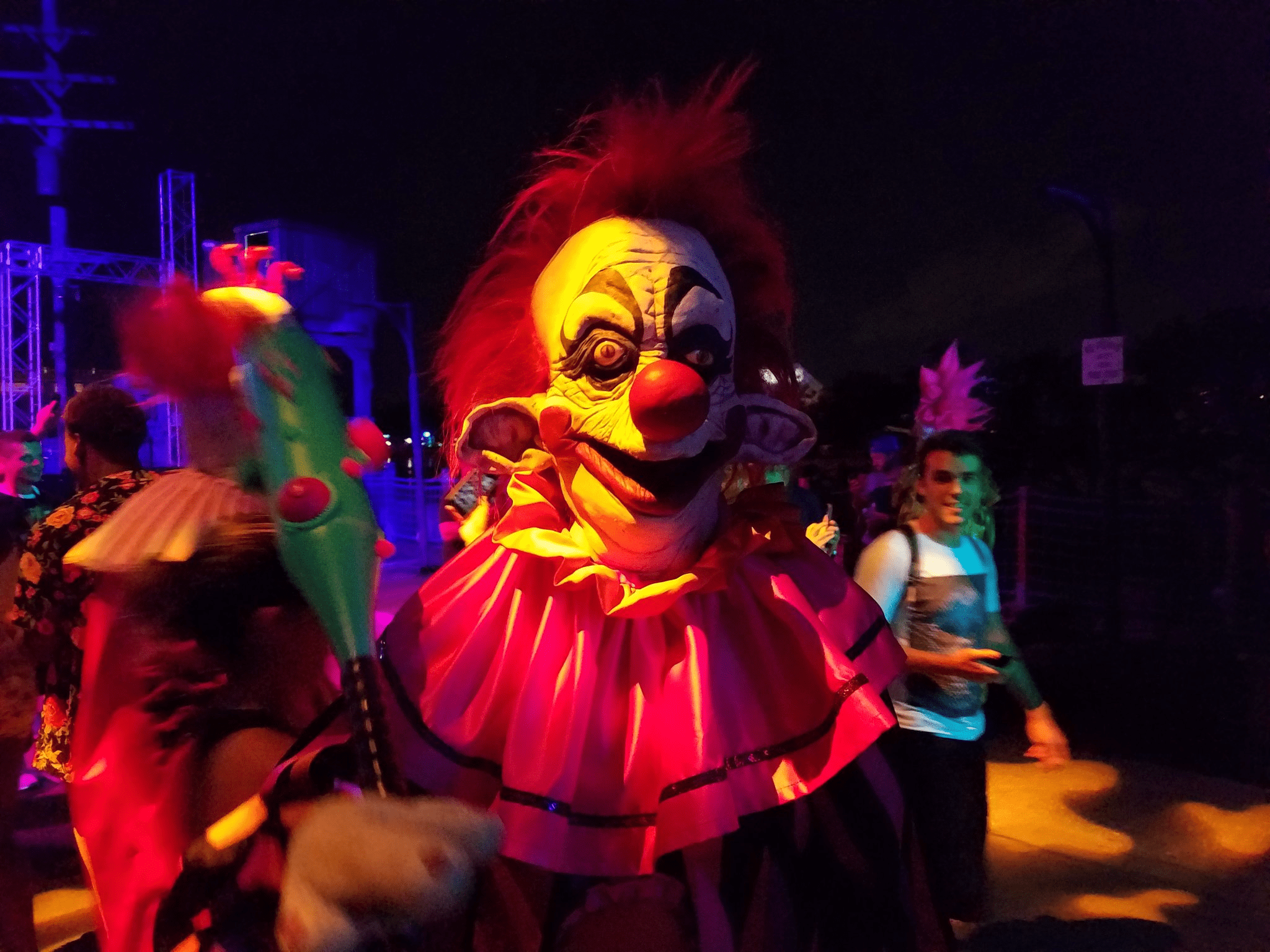 2048x1536 The 'Killer Klowns from Outer Space' Returning to Halloween Horror Nights With Their Own Mazes!