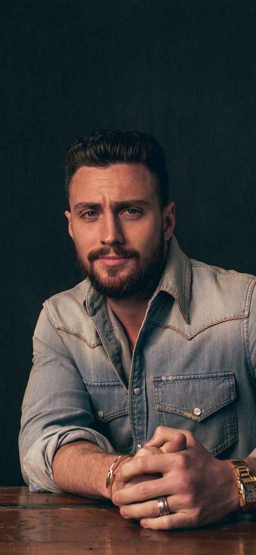 828x1792 aaron taylor johnson lockscreens