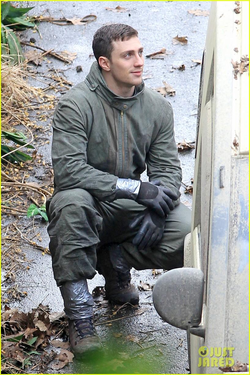 817x1222 Aaron Taylor Johnson: 'Godzilla' Set With Bryan Cranston!: Photo 2892936. Aaron Johnson, Bryan Cranston, Godzilla Picture