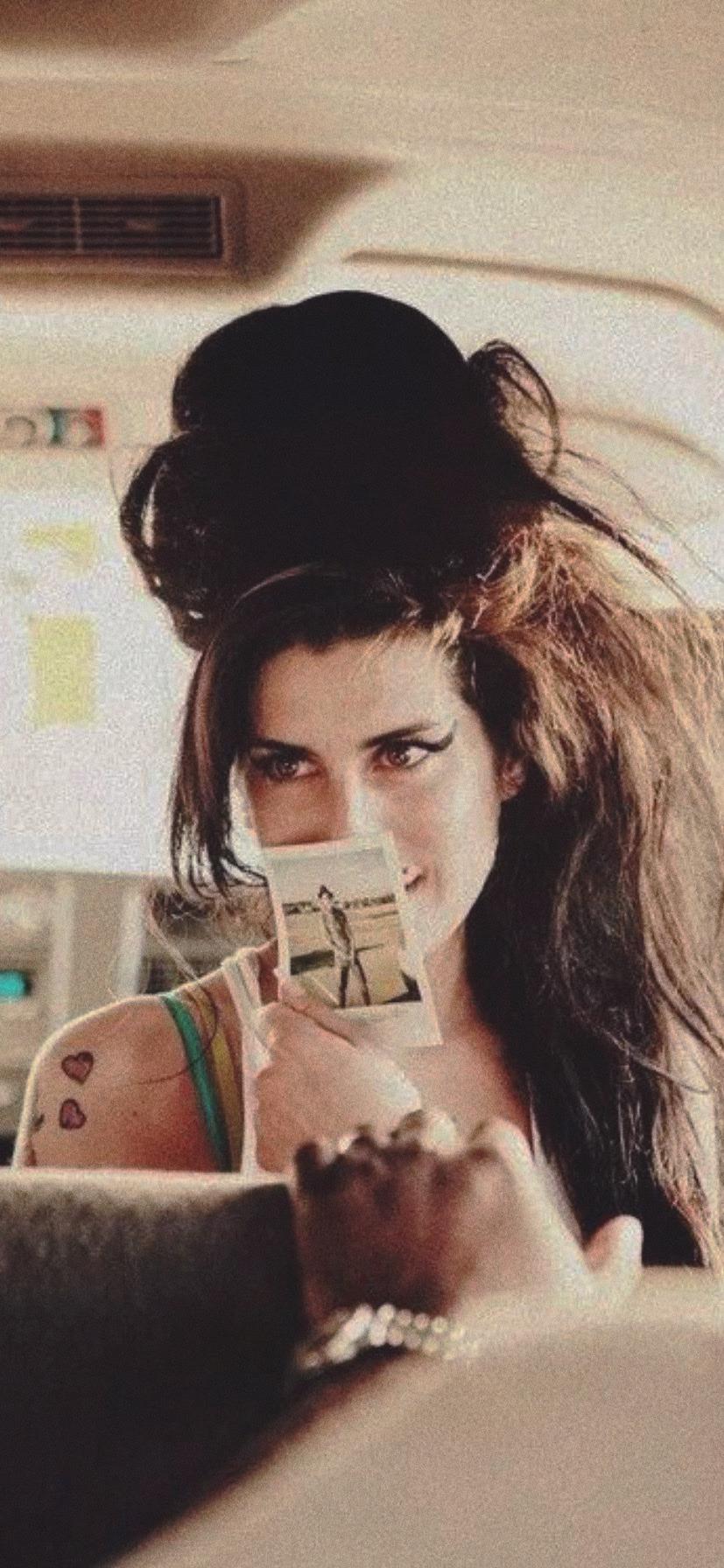 827x1792 amy winehouse wallpaper