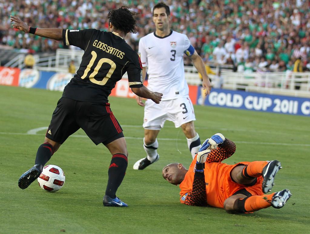 1024x774 Tim Howard, Giovani Dos Santos Howard and Giovani Dos Santos Photo
