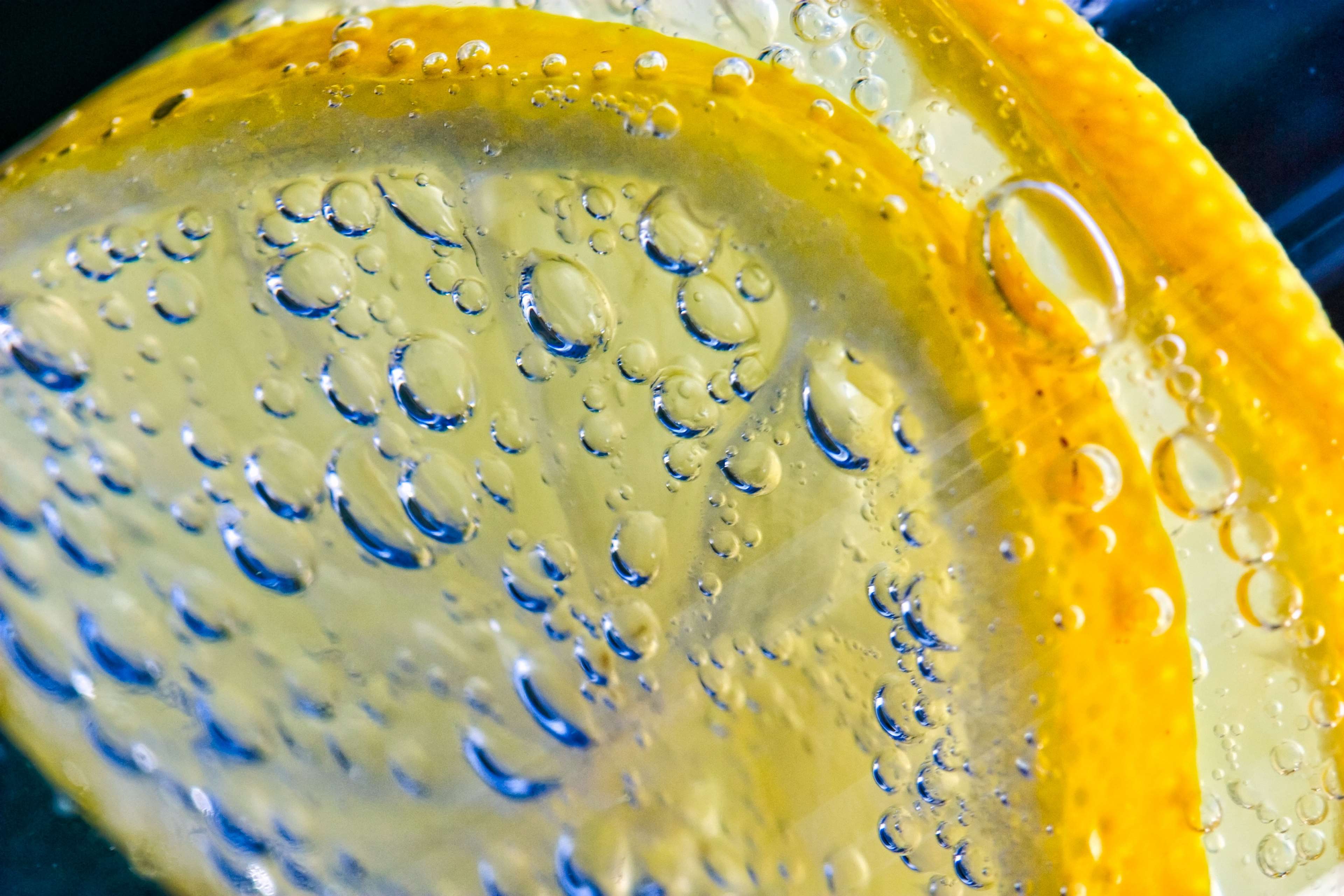 3840x2560 alcohol, alcoholic, bar, bubbles, citrus, close up, cocktail, cold, drink, drinking, fizz, fresh, freshness, fruit, gin, glass, juice, lemon, lemonade, macro, refreshing, refreshment, slice, soda, sour, summer, tonic, vodk 4k wallpaper