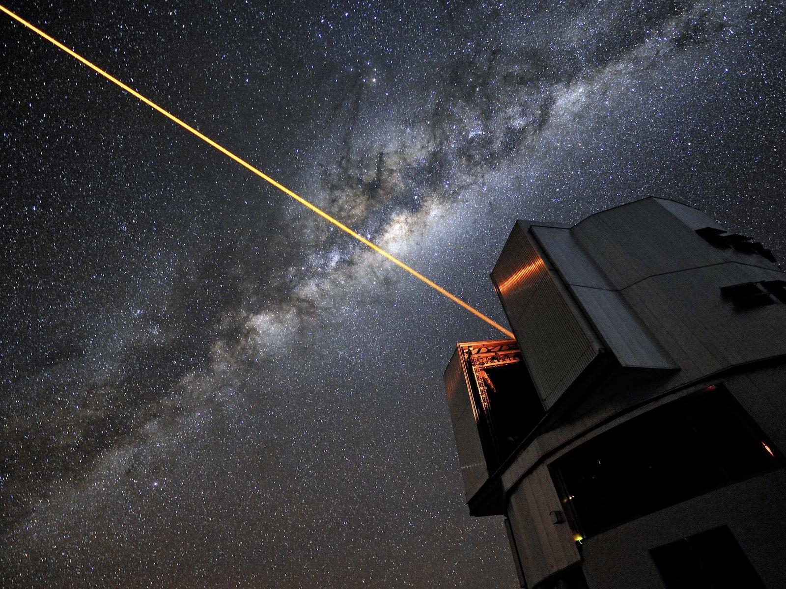 1600x1200 ESO's Very Large Telescope with Laser Beam Space Wallpaper
