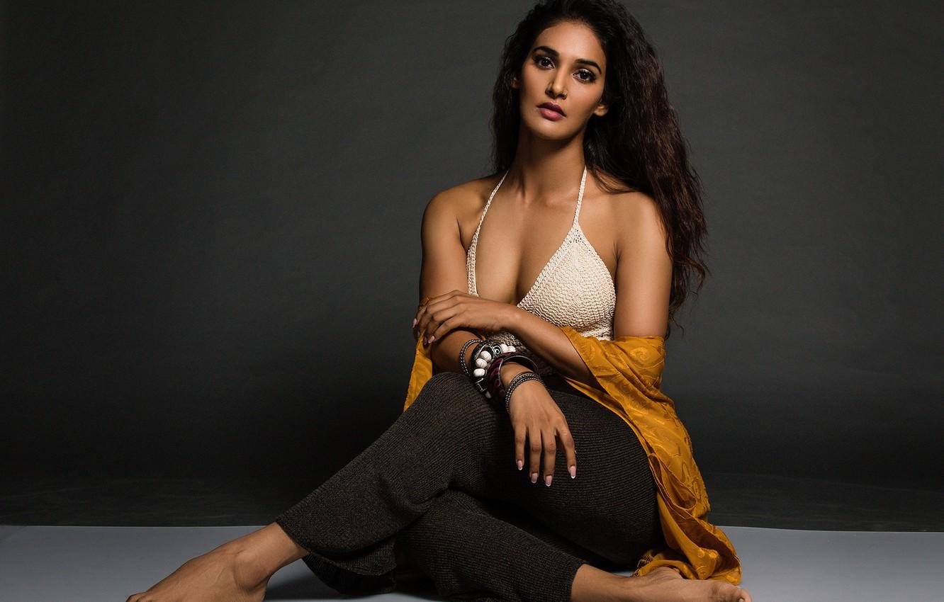 1332x850 Wallpaper girl, hot, eyes, smile, model, pretty, beauty, lips, face, hair, pose, indian, actress, celebrity, bollywood, Mukti mohan image for desktop, section девушки