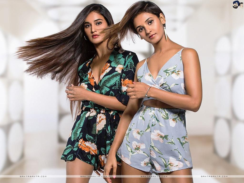 1024x768 Mukti Mohan and Shakti Mohan in arms
