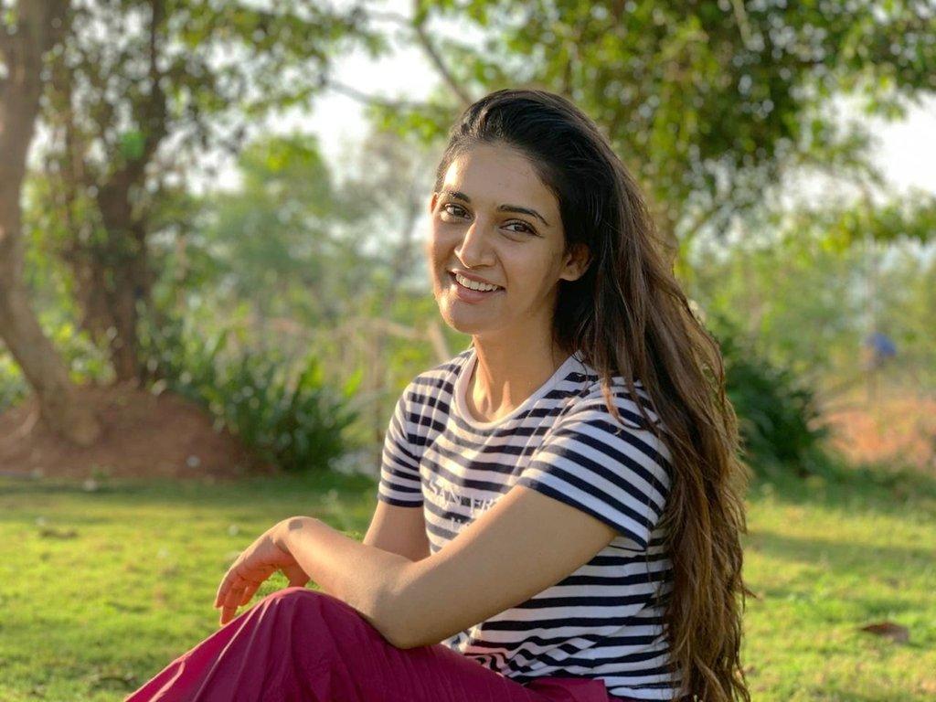 1024x768 Mukti Mohan - ☀️