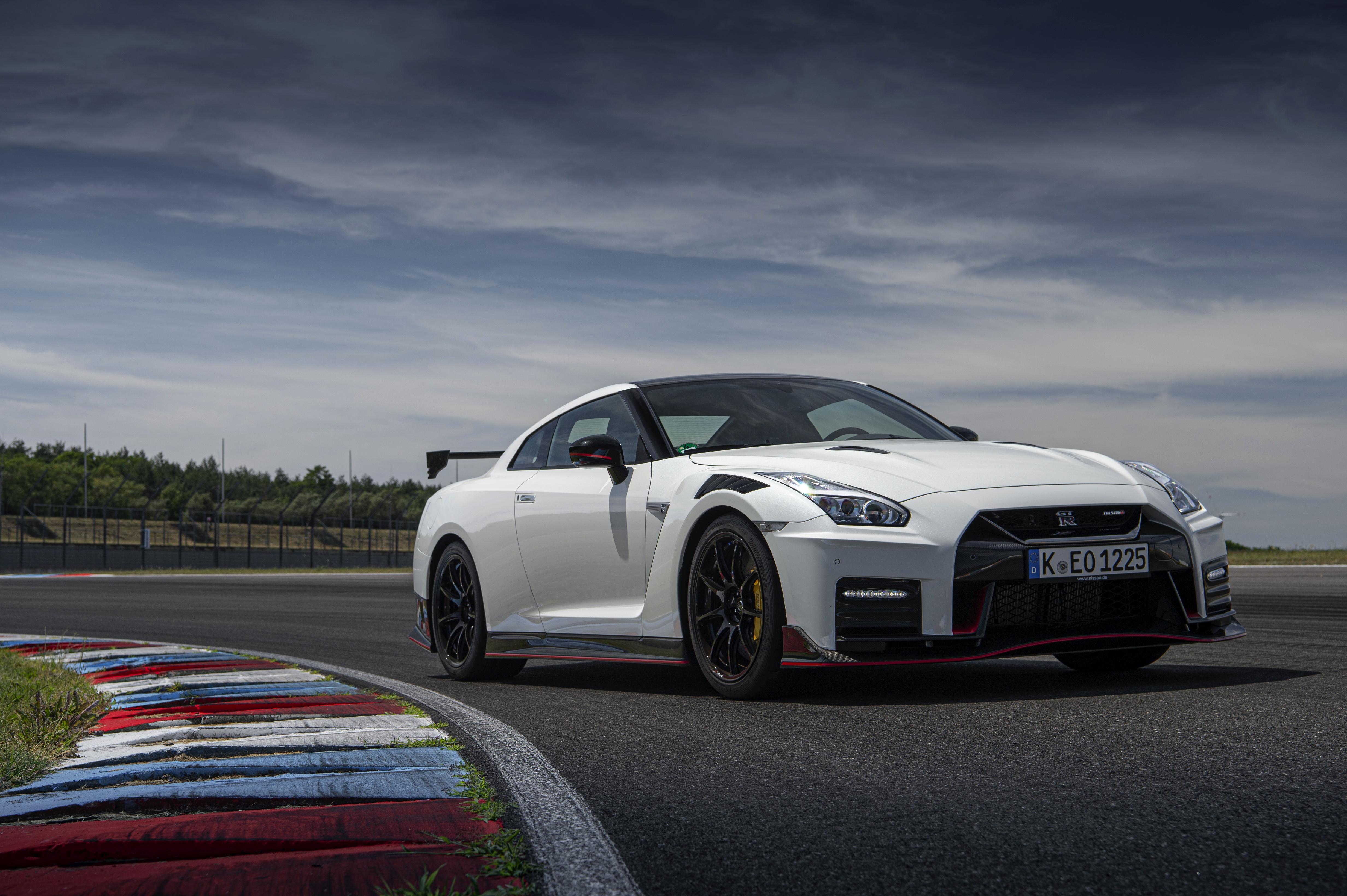 4928x3280 Nissan GT R Nismo 4k Ultra HD Wallpaper