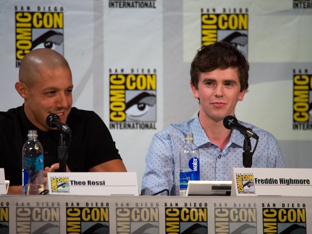 1024x768 Freddie Highmore & Theo Rossi Comic Con 14