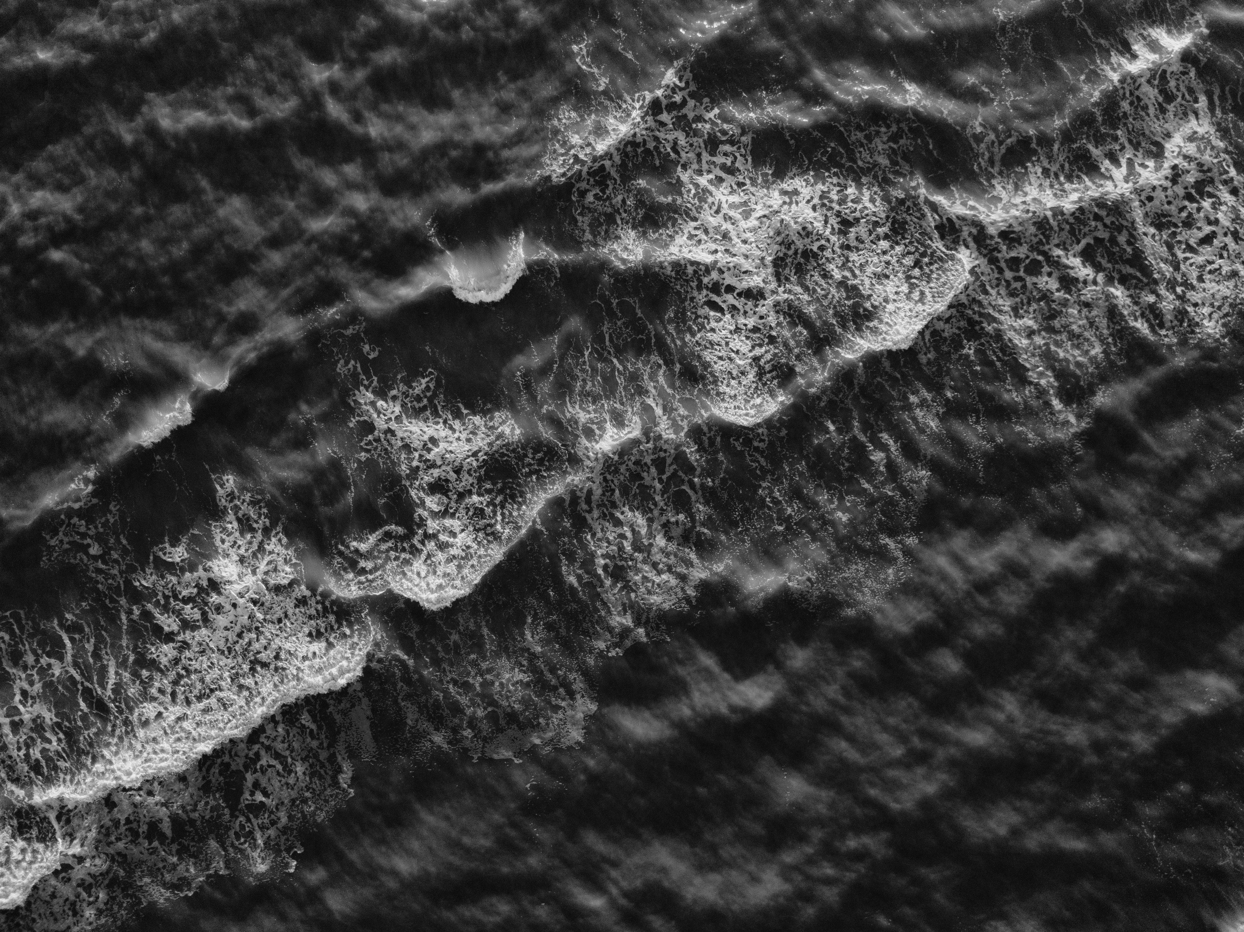 3992x2992 White and Black Sea Waves · Free