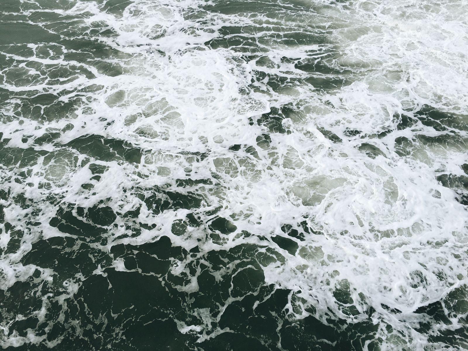 1600x1200 Water Black And White Rocks Waves Wallpaper