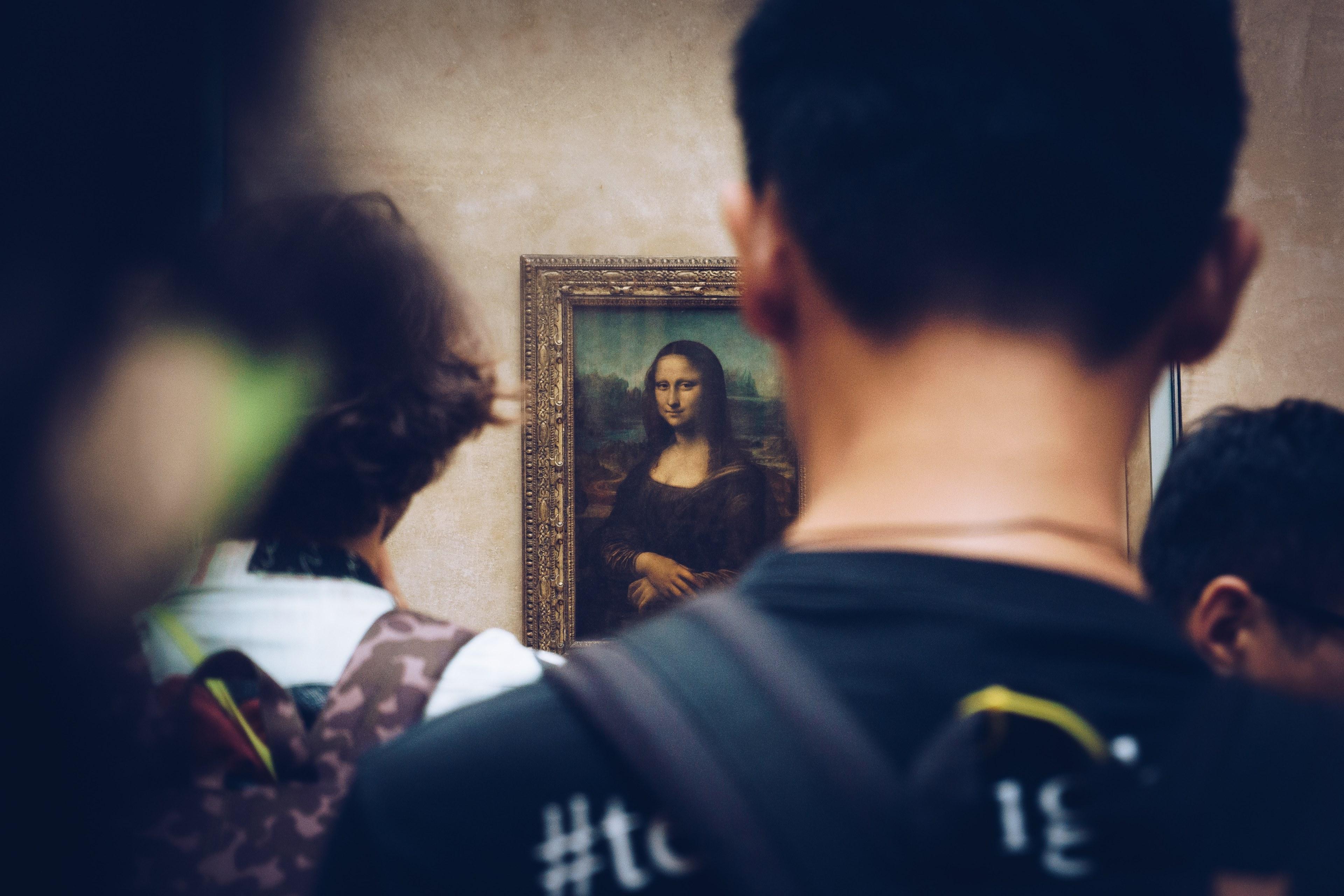 3840x2560 Wallpaper / picture from behind of people viewing the mona lisa in louvre art gallery in paris, mona lisa being admired 4k wallpaper