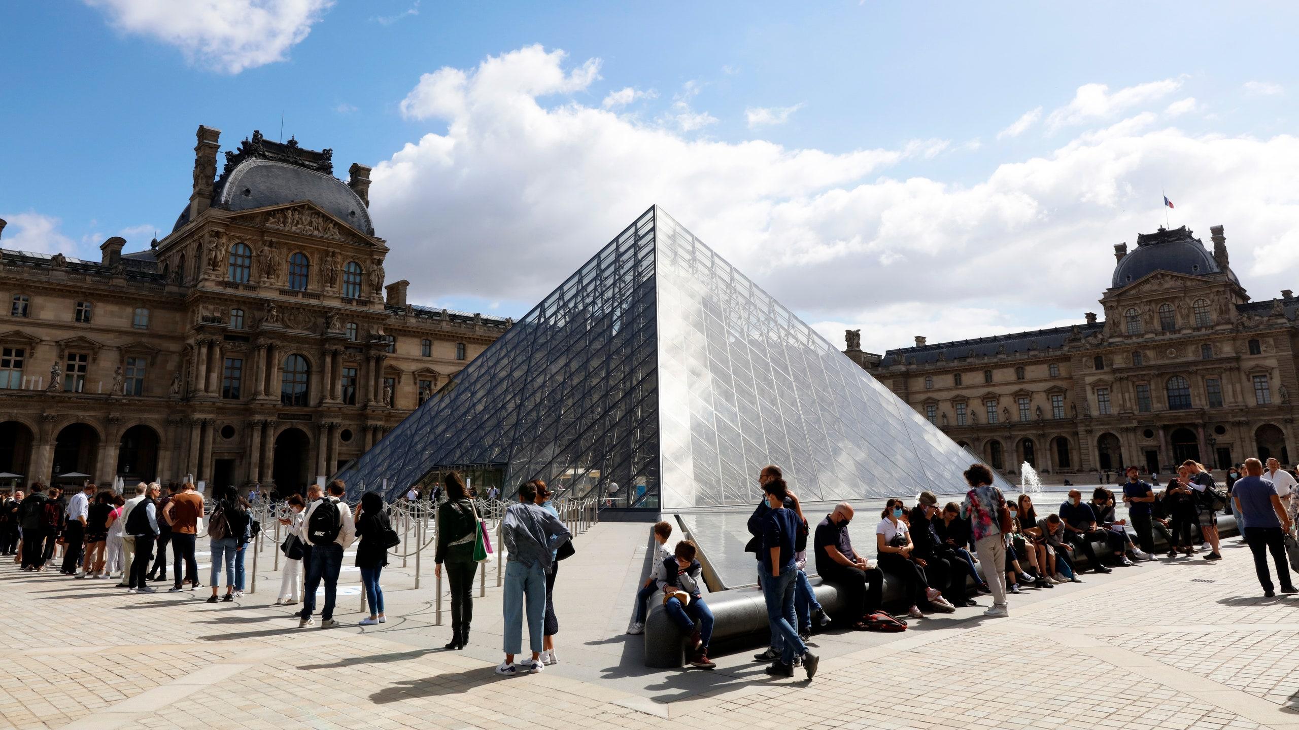 2560x1440 Visitors Can Now See the Louvre's Mona Lisa Without Crowds. Condé Nast Traveler