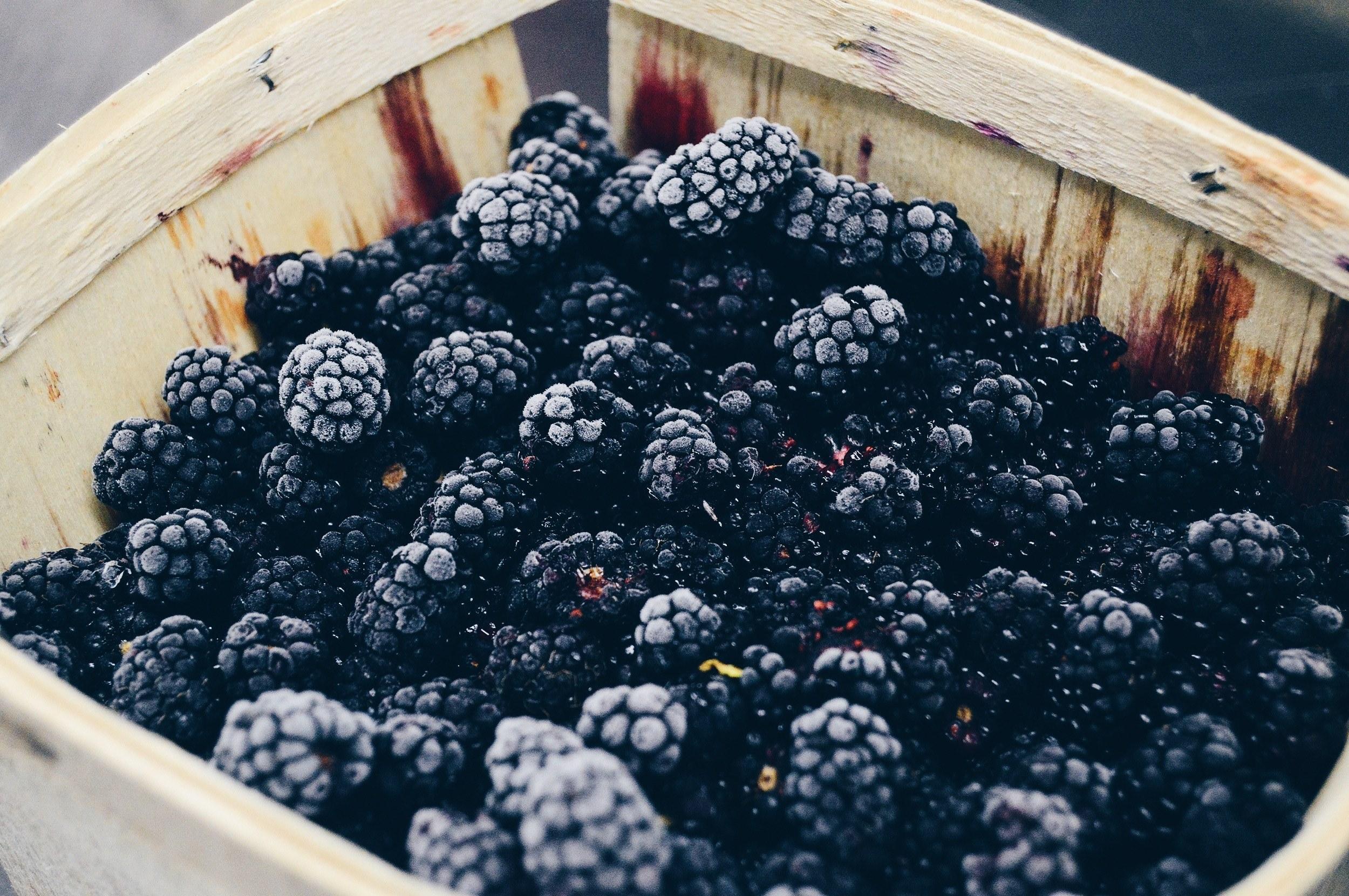 2500x1662 Wallpaper / a basket full of blackberries, blackberry basket 4k wallpaper