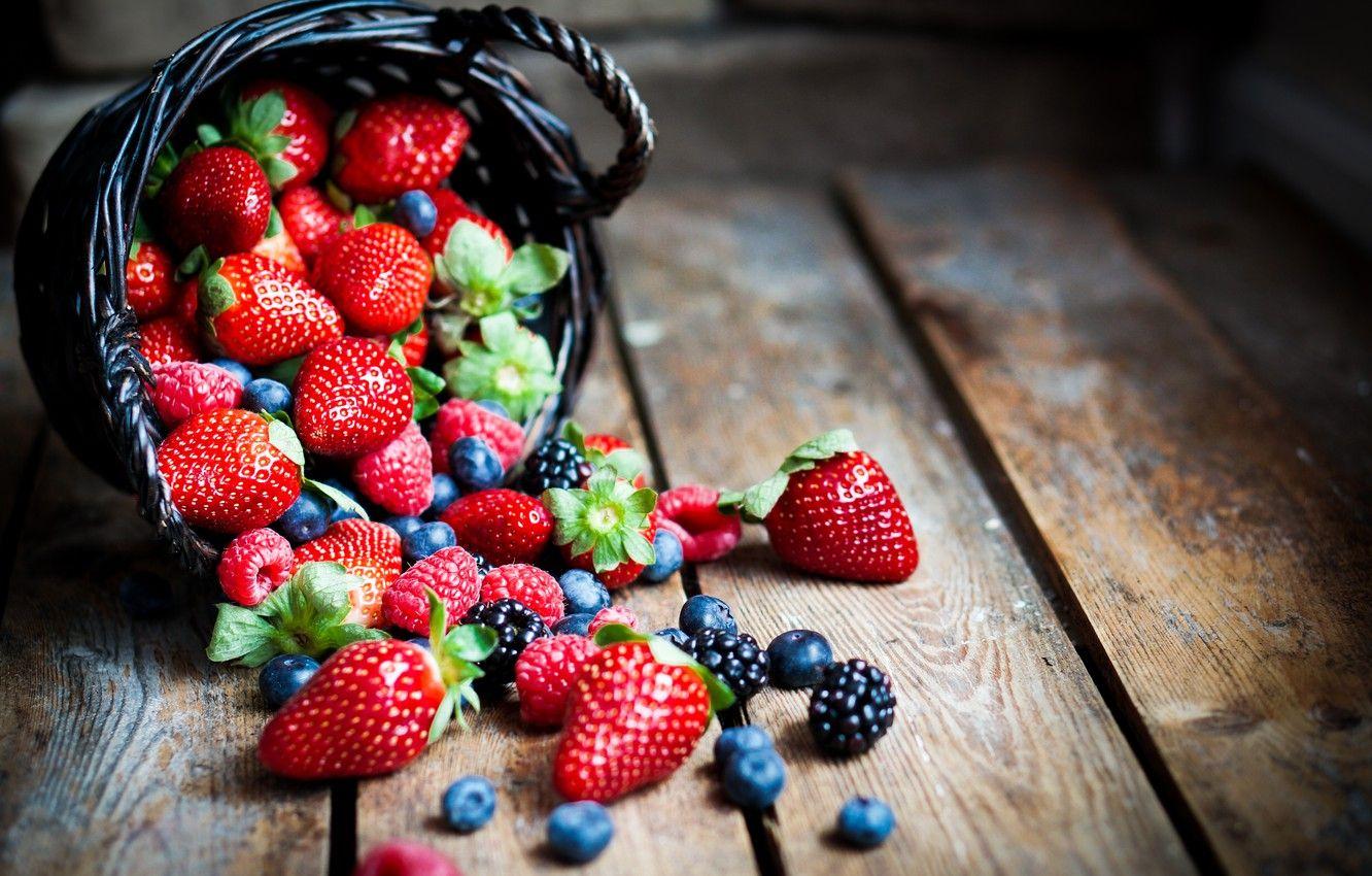 1332x850 Blueberries And Strawberries Wallpaper
