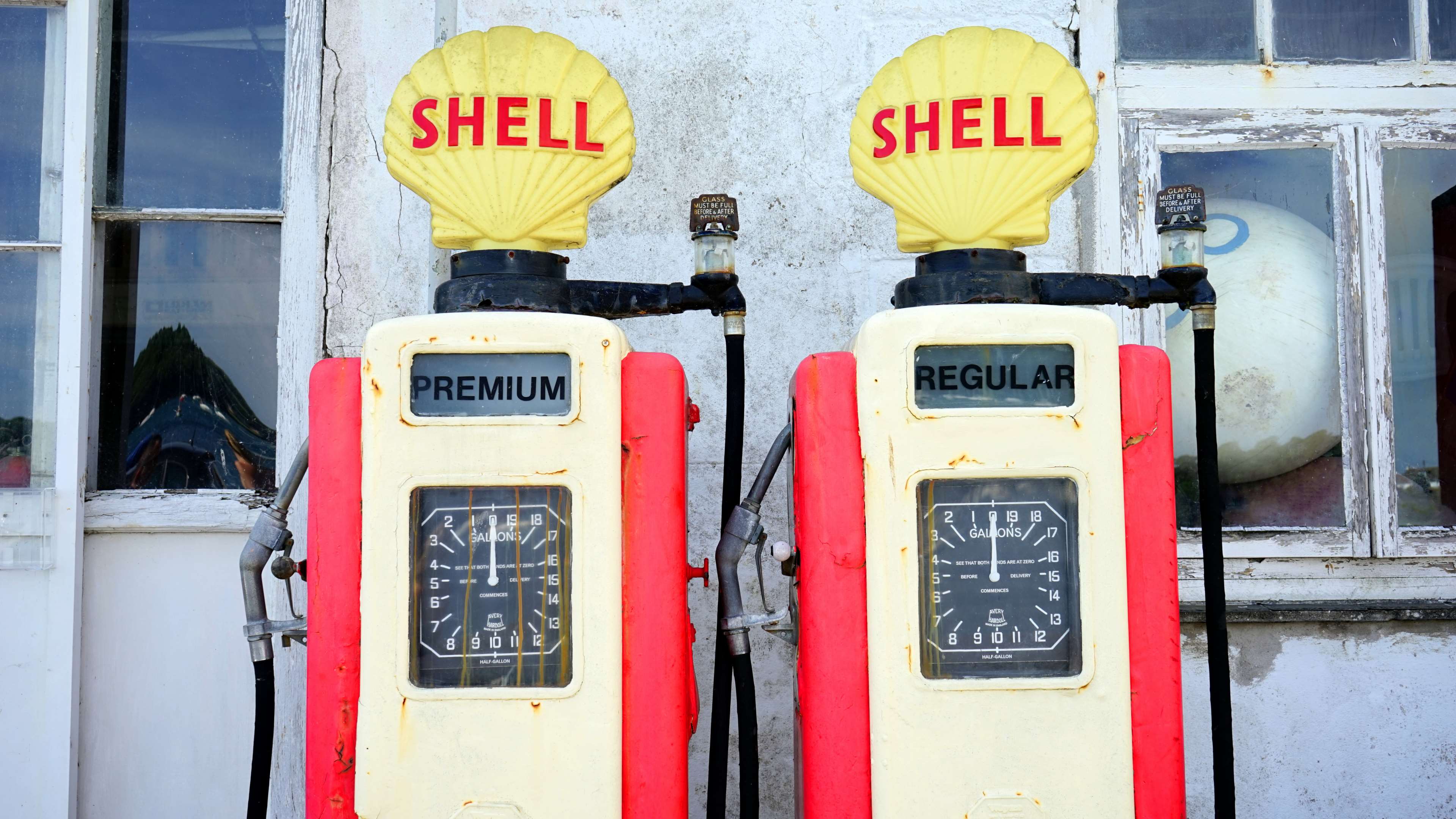 3840x2161 50s, old, petrol station, pump, retro 4k wallpaper