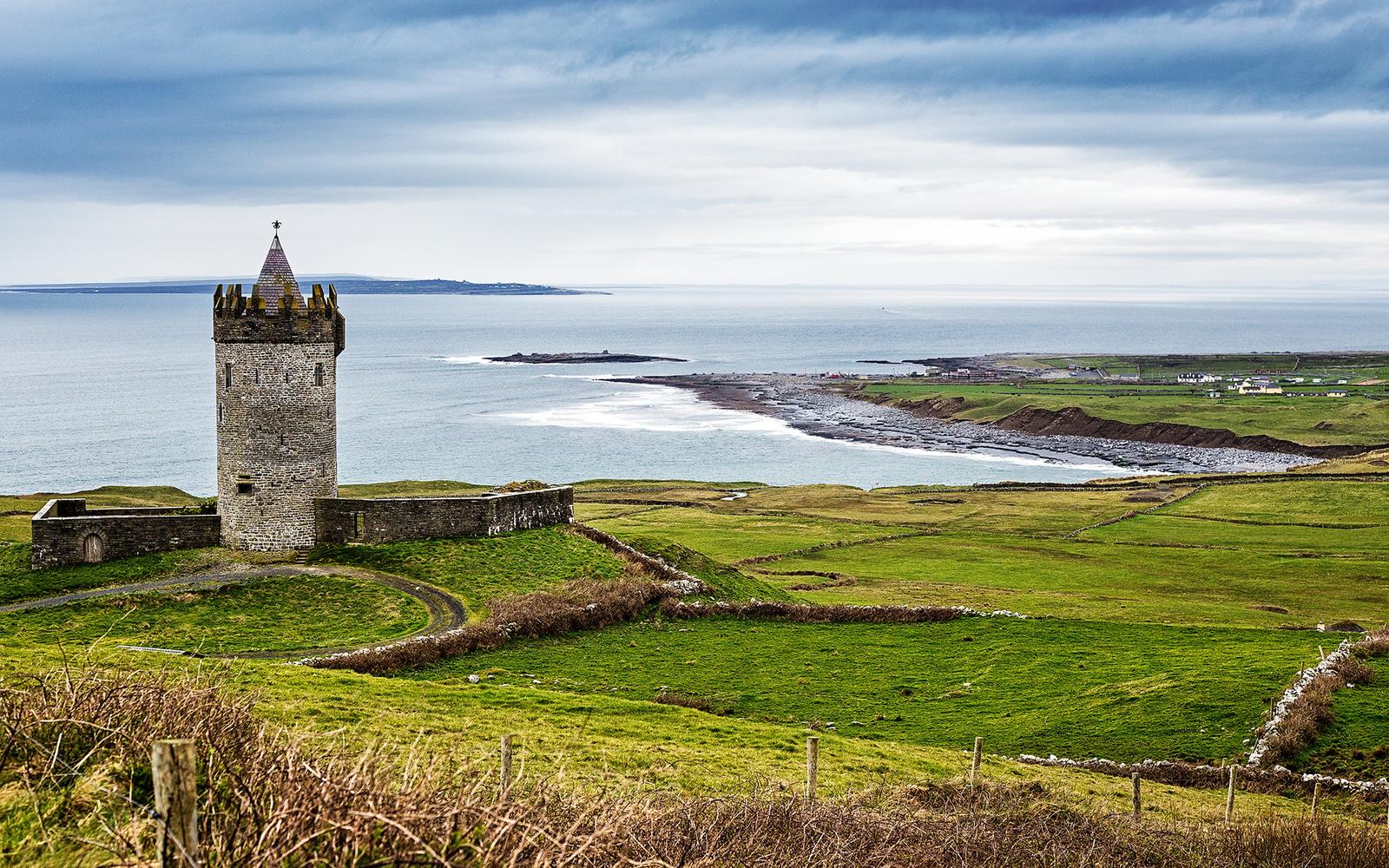 Situated on the coast. Замок Дунагор Ирландия. Остров иннисфана Ирландия. Изумрудный остров Ирландия. Корк Ирландия.